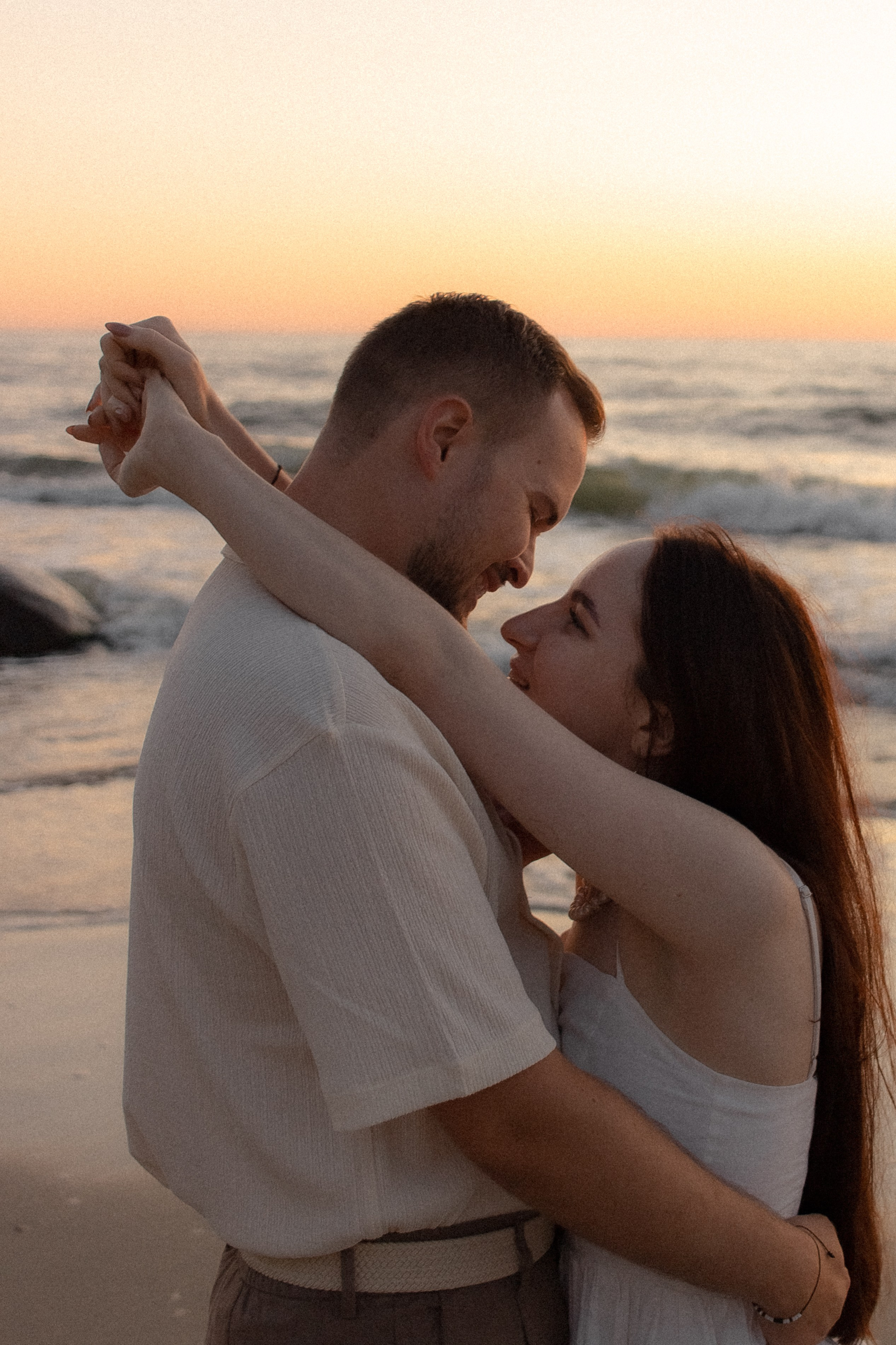 Киношная парная фотосессия на море в Калининграде / Донское. Портретный фотограф в Калининграде Рита Холодова