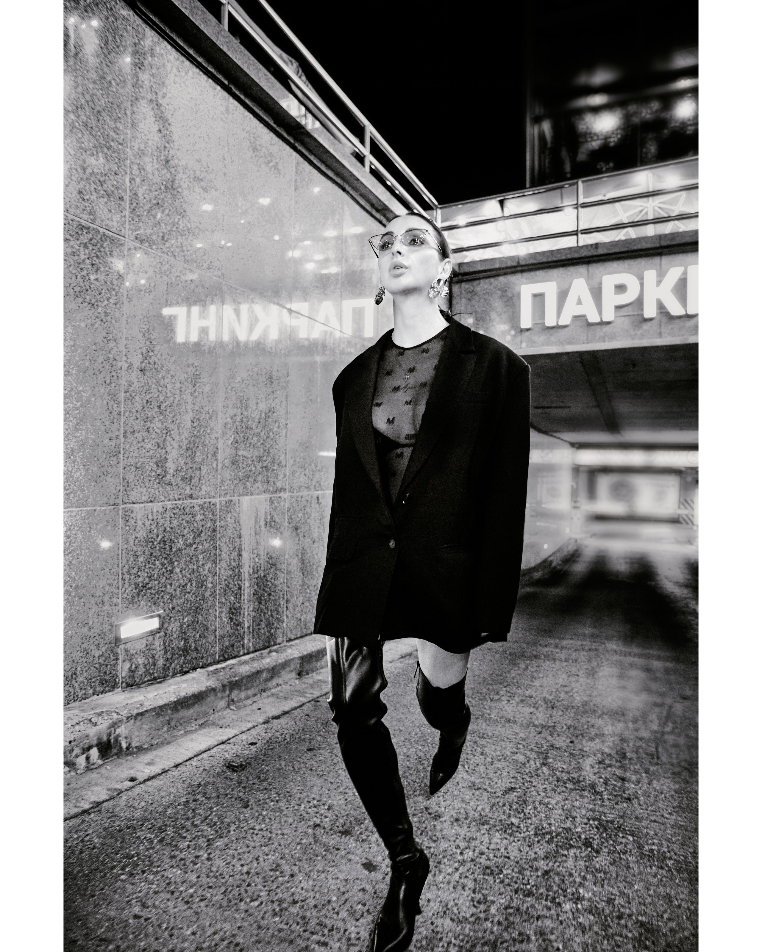 Ночная прогулочная съемка девушки женским фэшен фотографом Екатериной Врублевской в Калининград на парковке ТЦ Европа