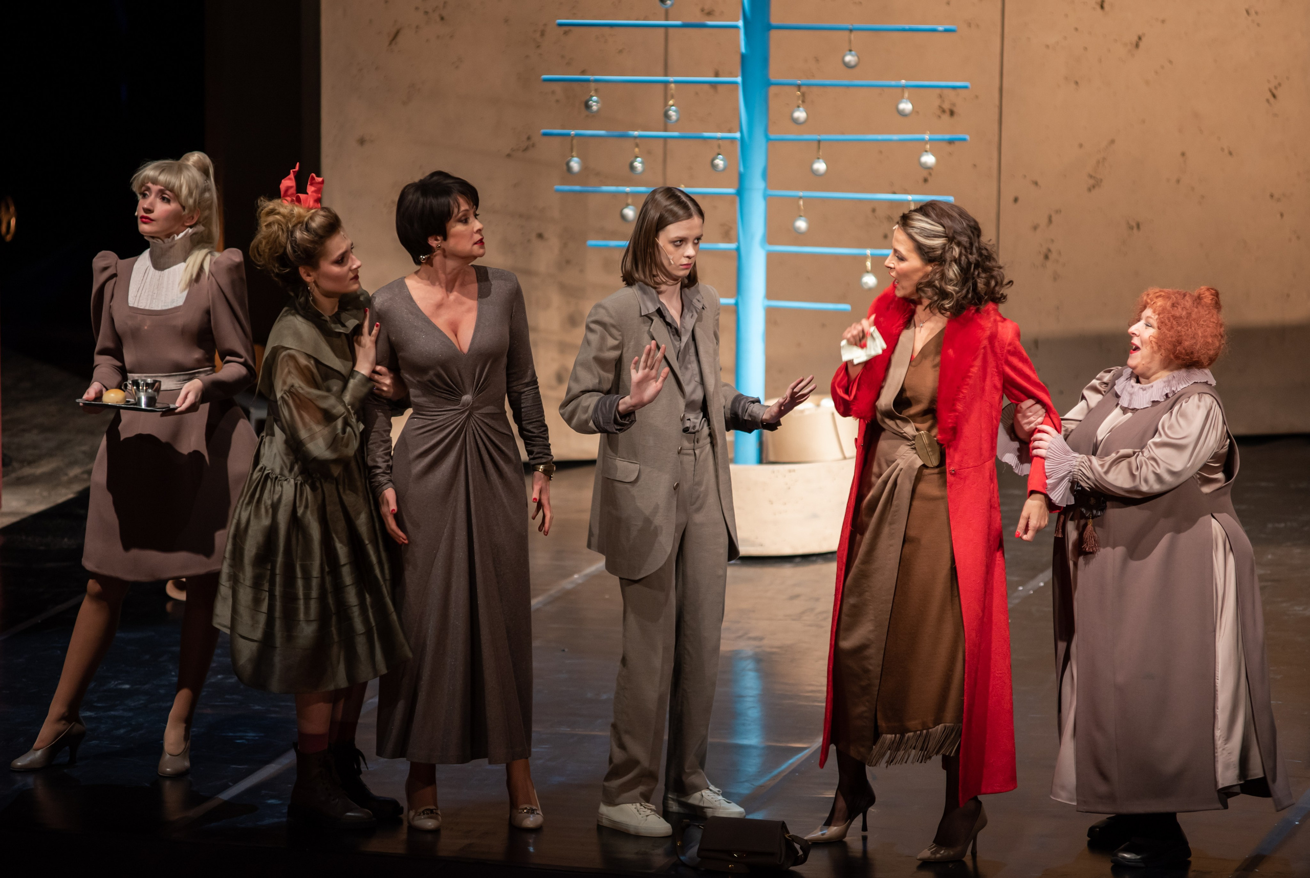 8 любящих женщин | Театр им. Моссовета