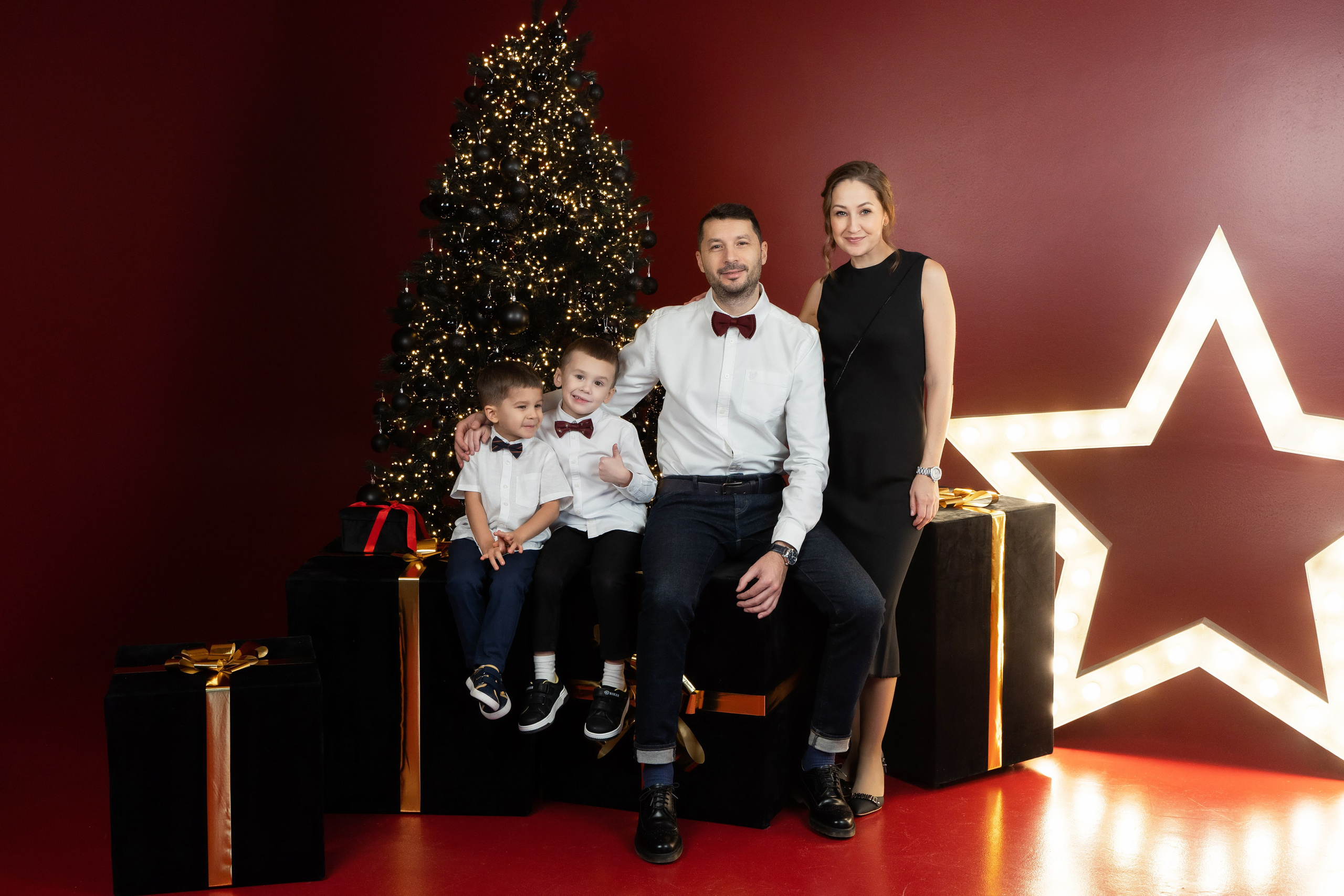 Новогодняя фотосессия с красной циклорамой. Фотограф Татьяна Мамонтова