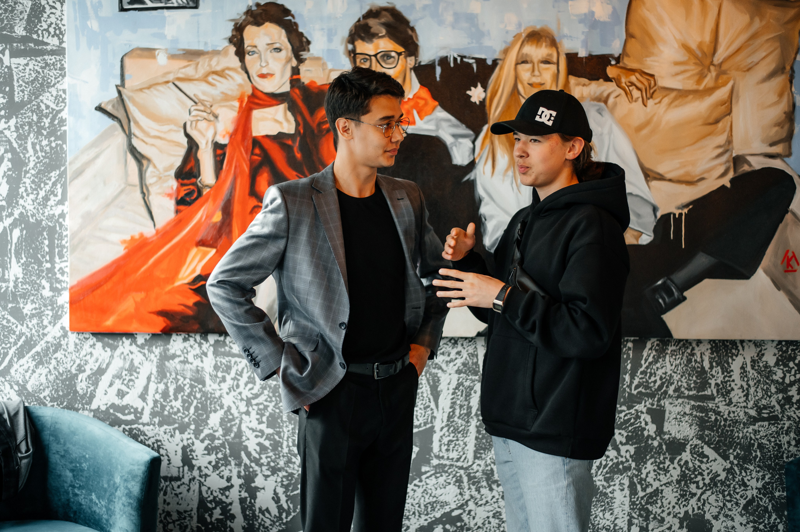 Презентация картины Карима в Париже. Фотограф Нижний Новгород