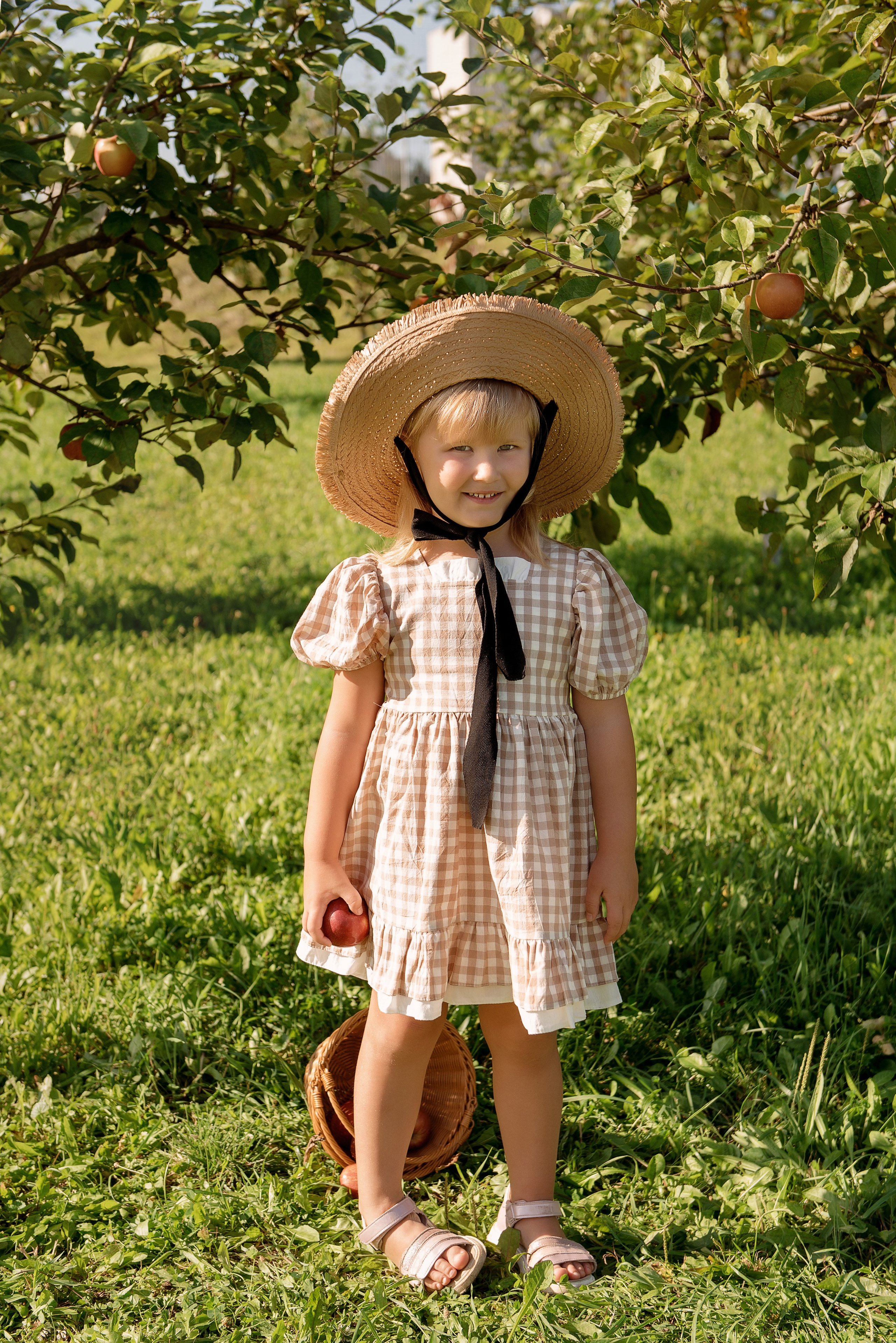 Яблоневый сад. Детский фотограф в Долгопрудном и Москве