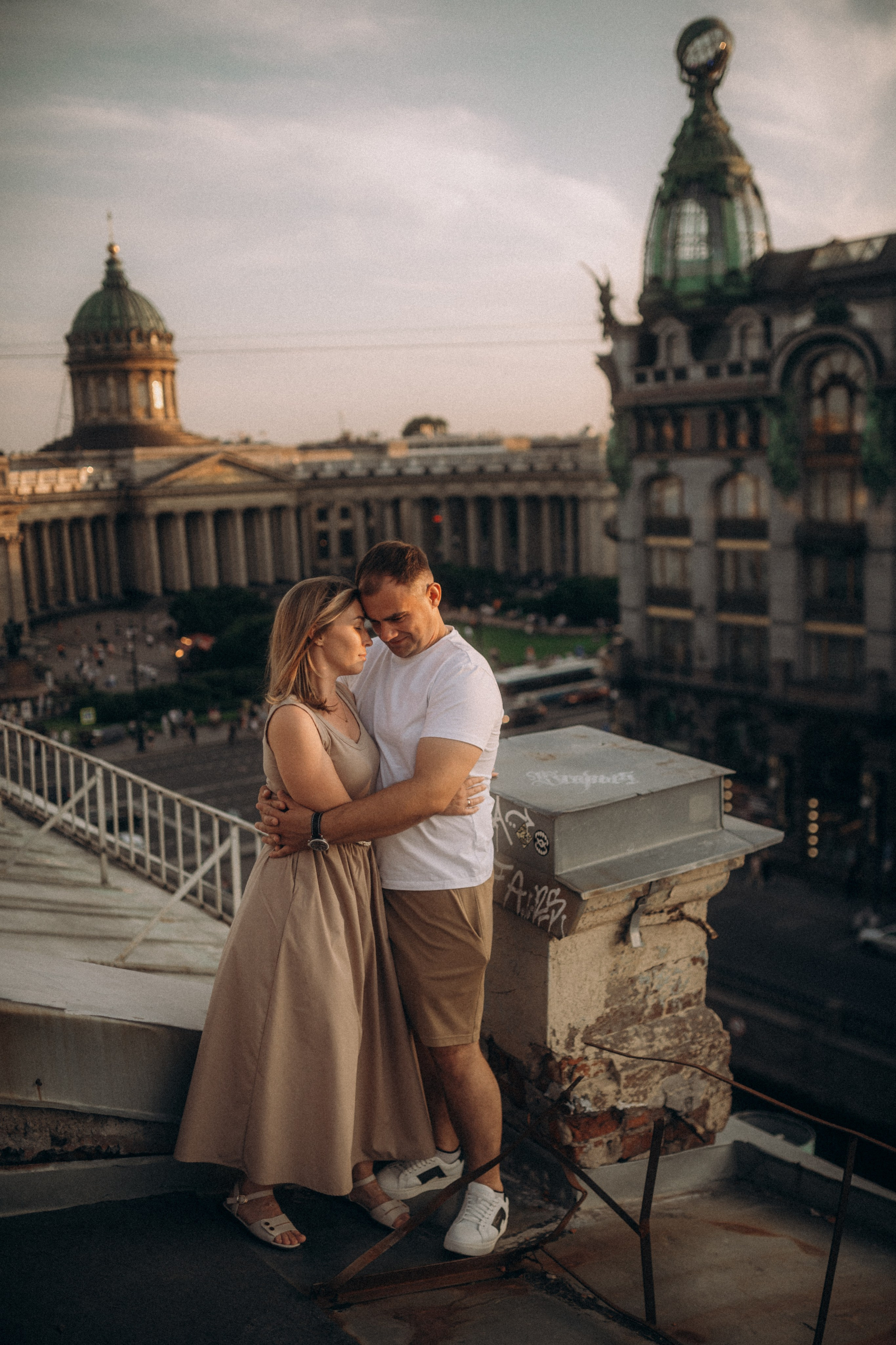 Мы сидим на питерской, теплой крыше. Фотограф в Санкт Петербурге Лара Великова