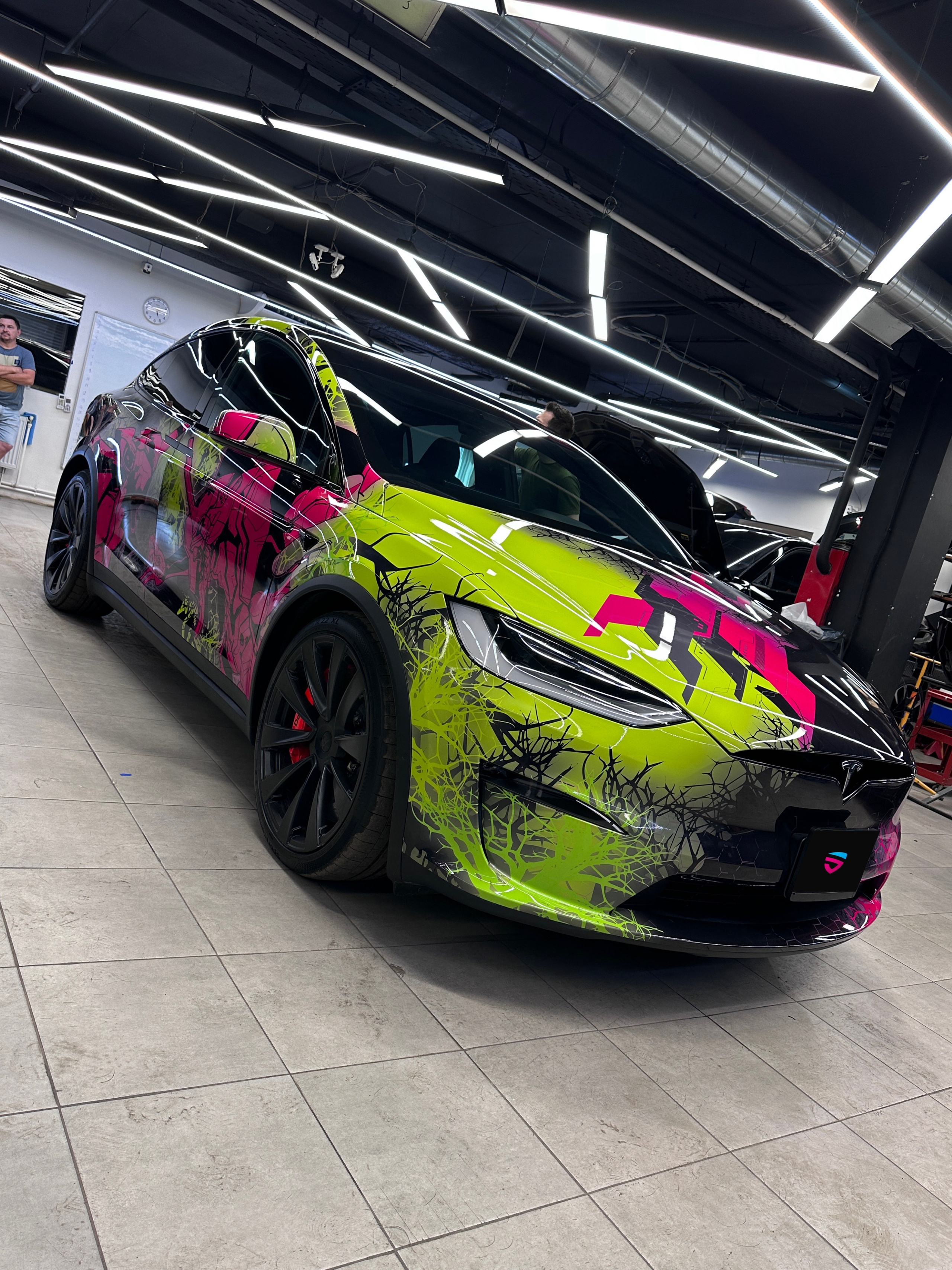 Винилография на Tesla Model S Plaid. Студия дизайна и оклейки авто Barmaley Design