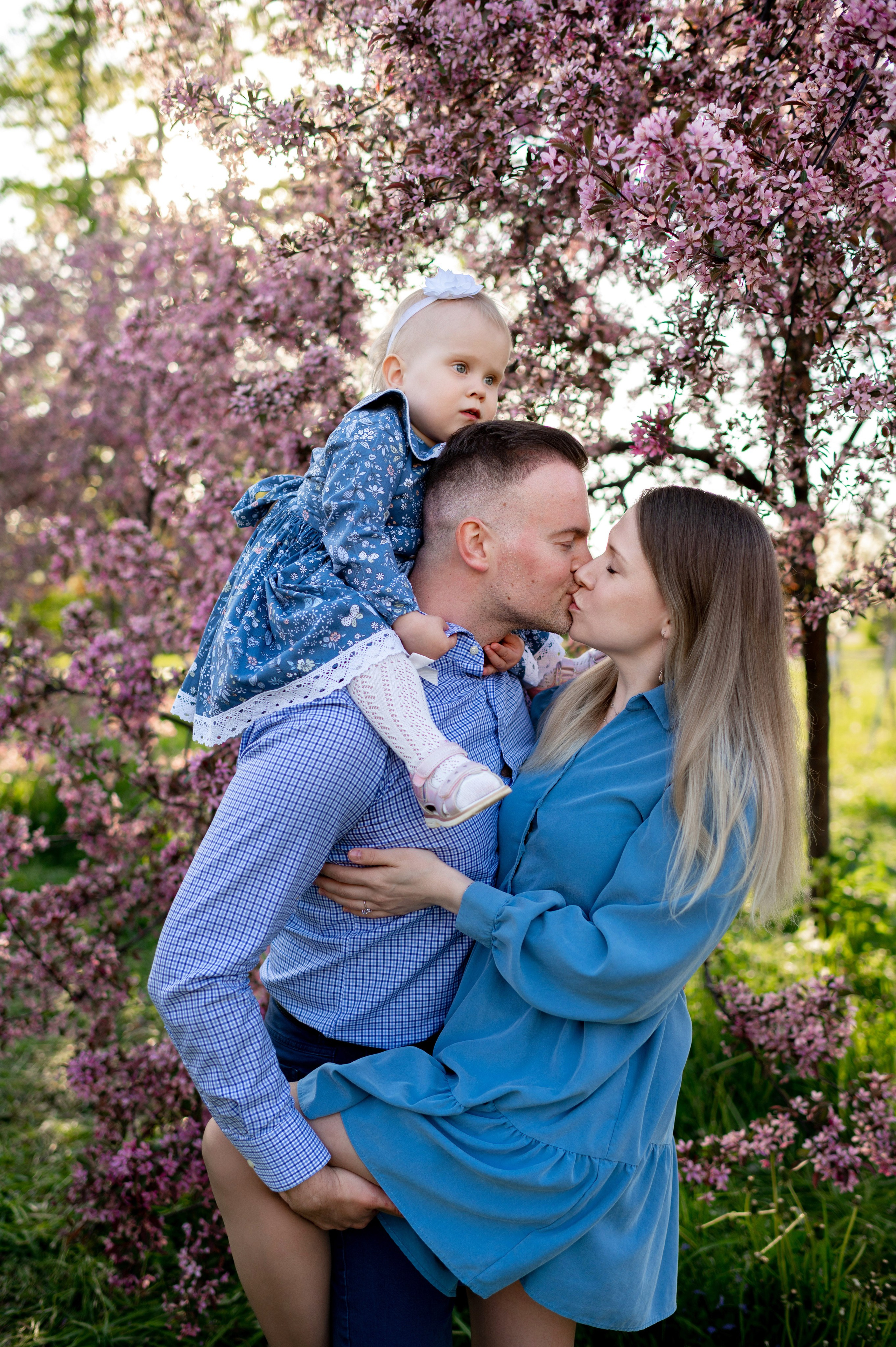 Ника и родители в розовых яблонях. Портретный, семейный и свадебный фотограф в Санкт-Петербурге и в Пушкине Ширяев Денис