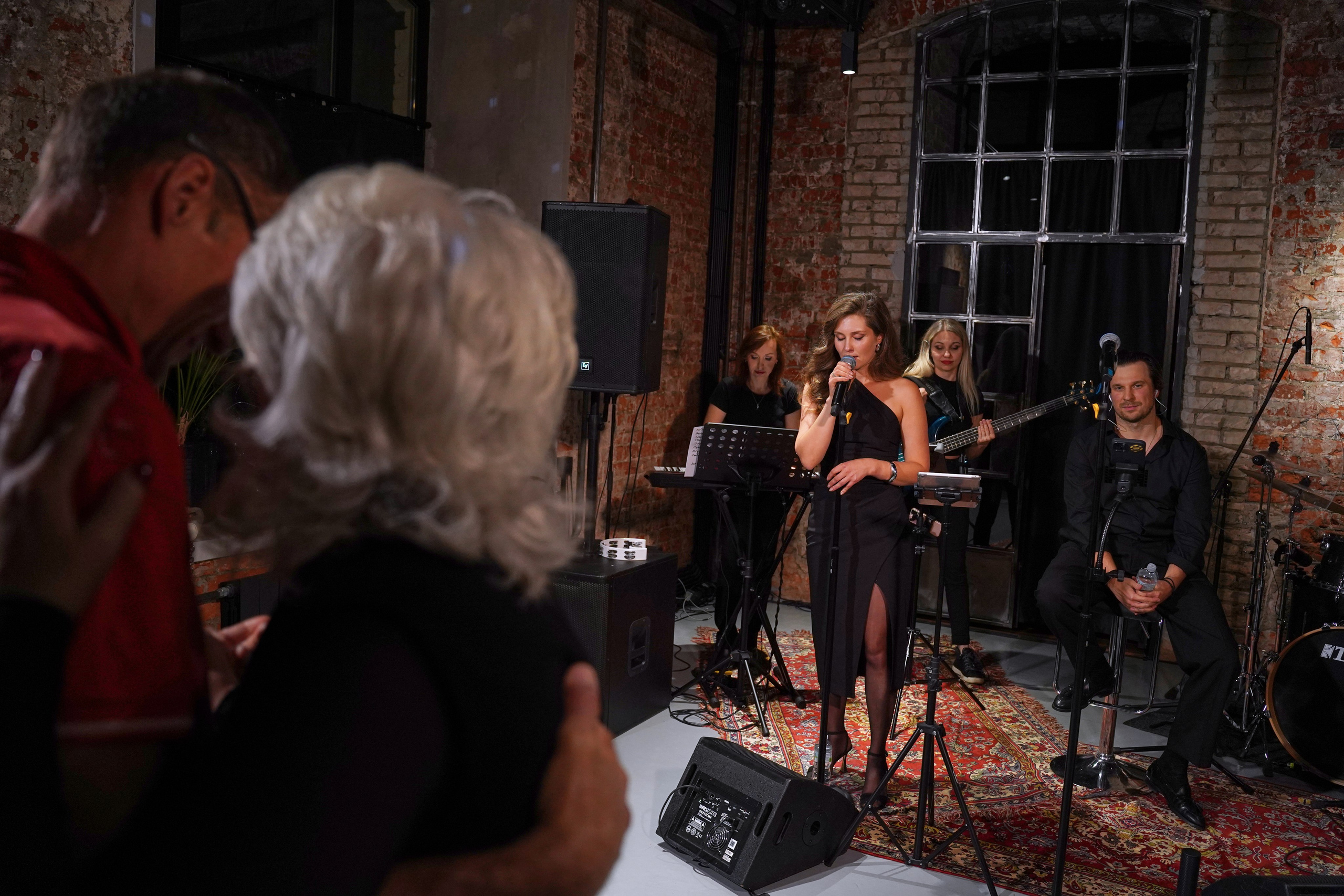 Концерт кавер группы. Фотограф