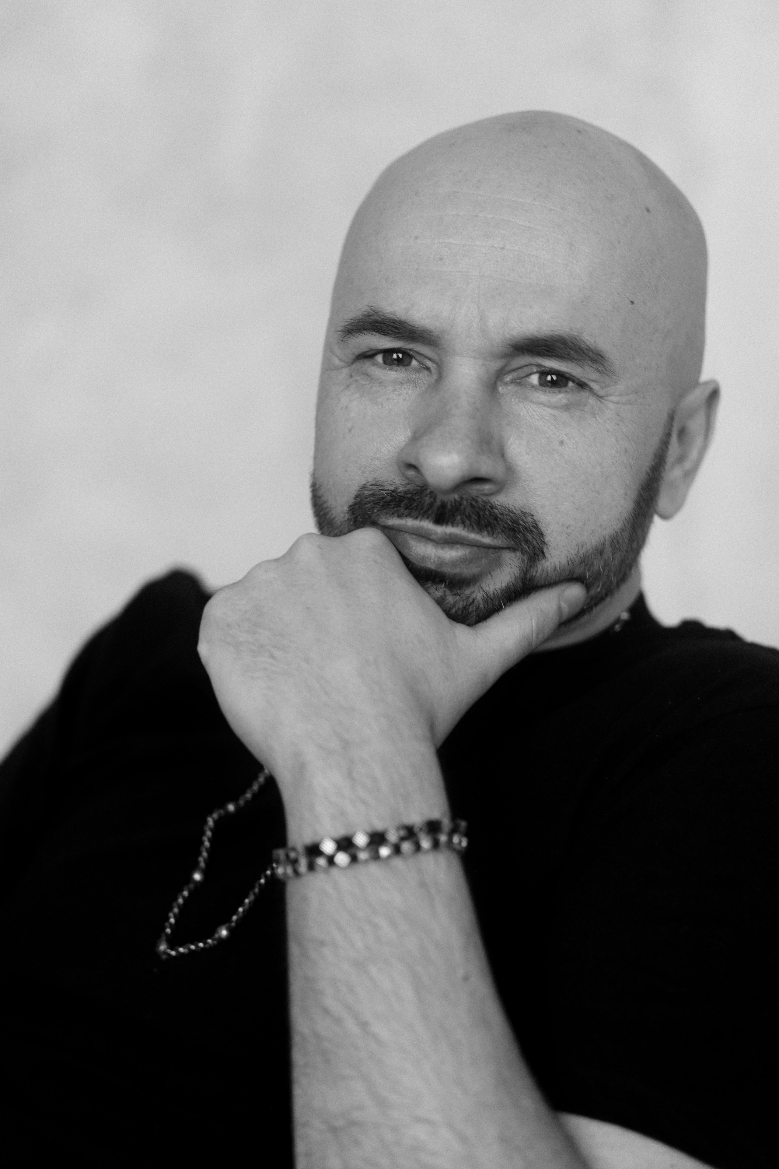черно-белый портрет мужчины с бородой