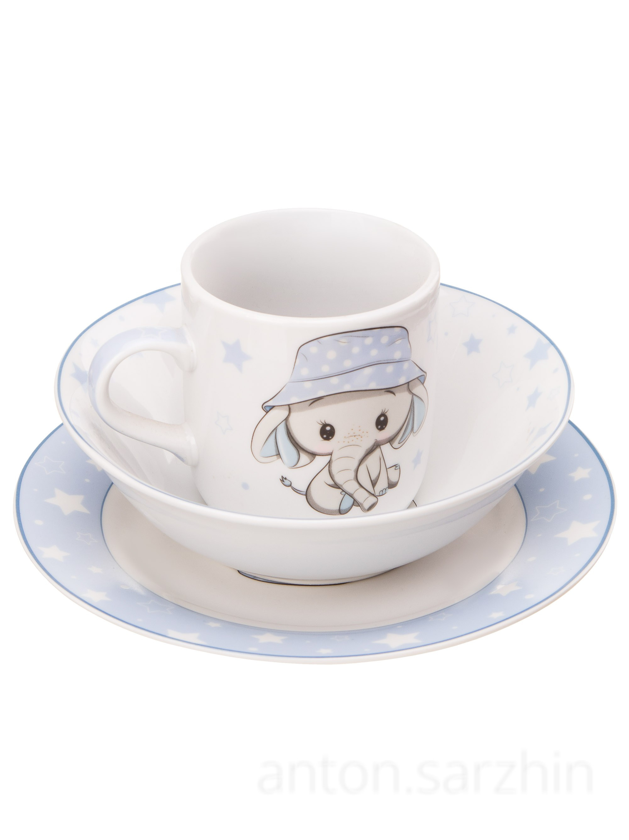 Предметная съемка набора чашки, тарелки и блюдца