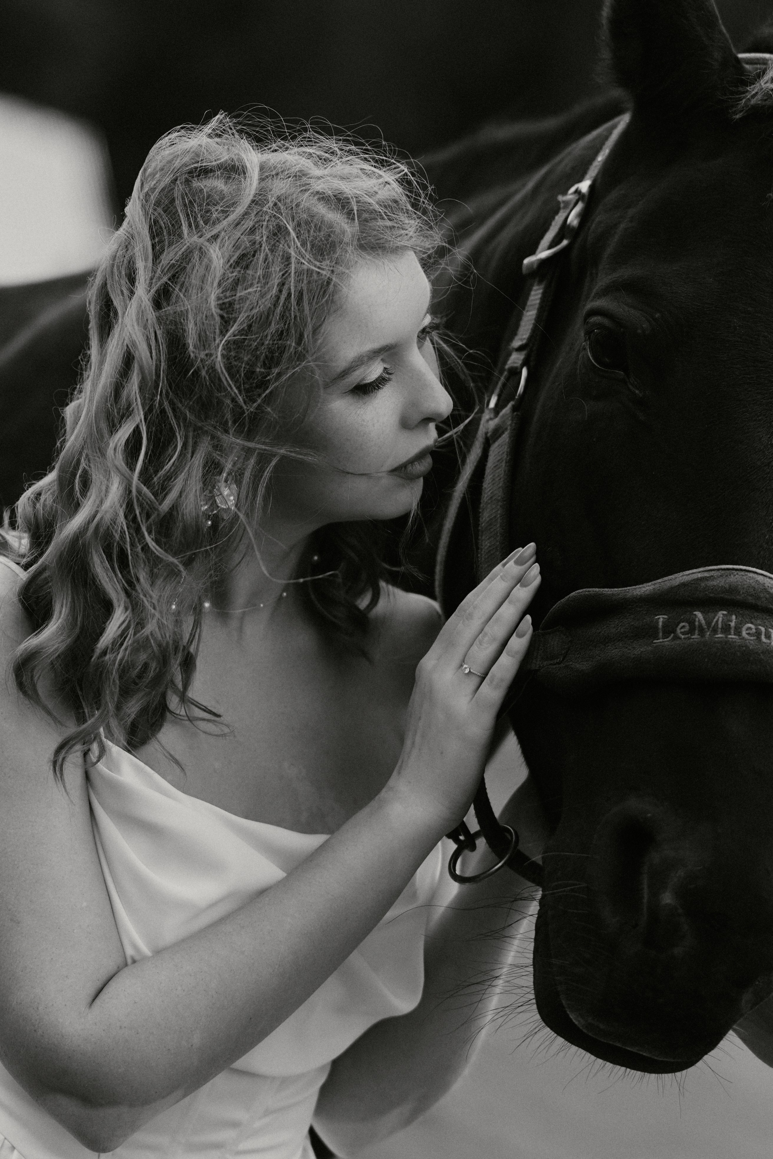 Летняя свадебная фотосессия с лошадьми