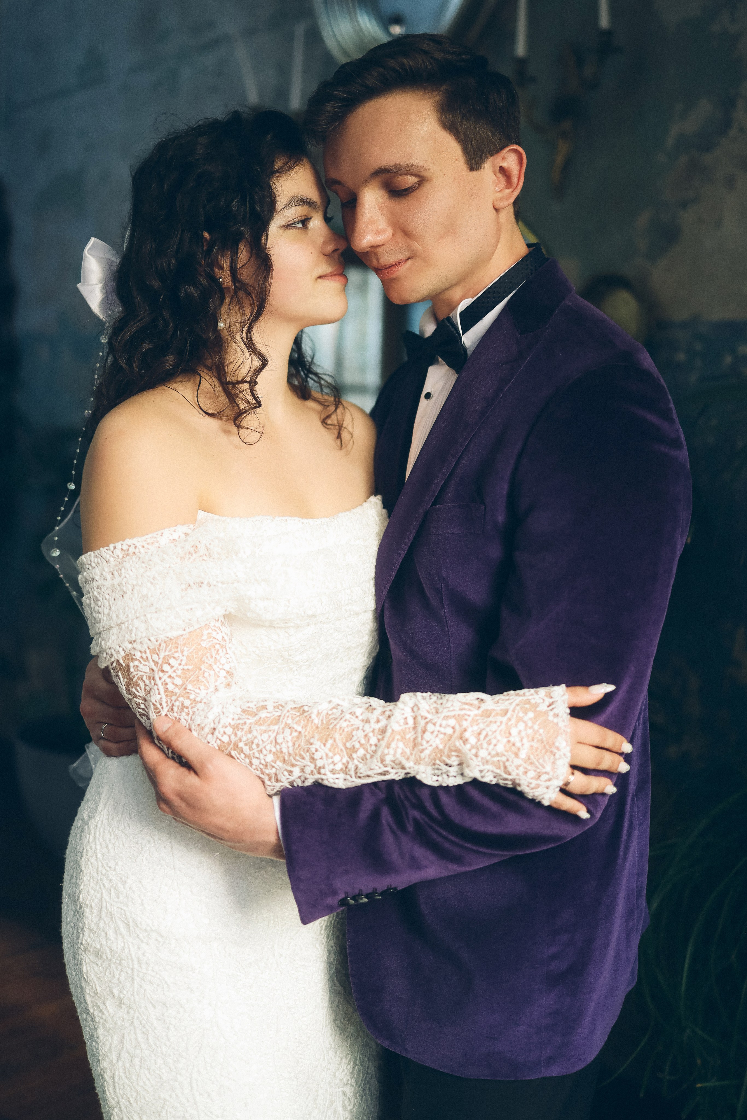 Илья и Науэль, прогулка и роспись в пространстве Yauza. Свадебный и портретный фотограф в Москве Кристина Золотова