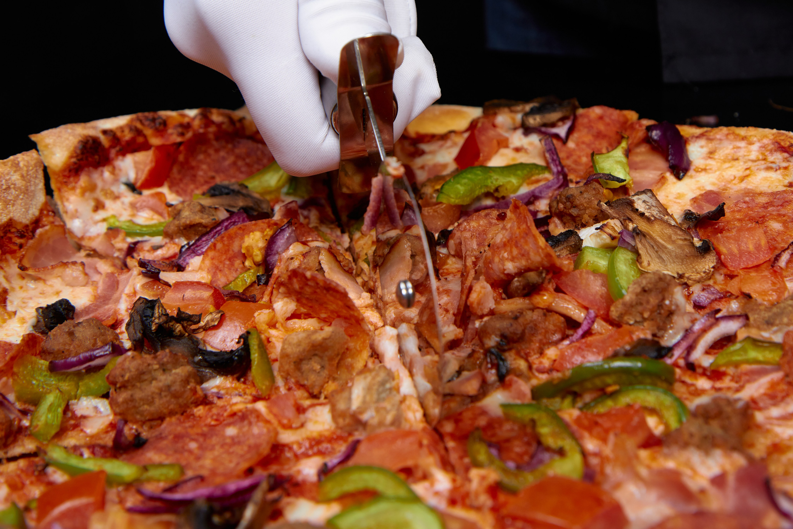 Нож для пиццы съёмка с пиццей