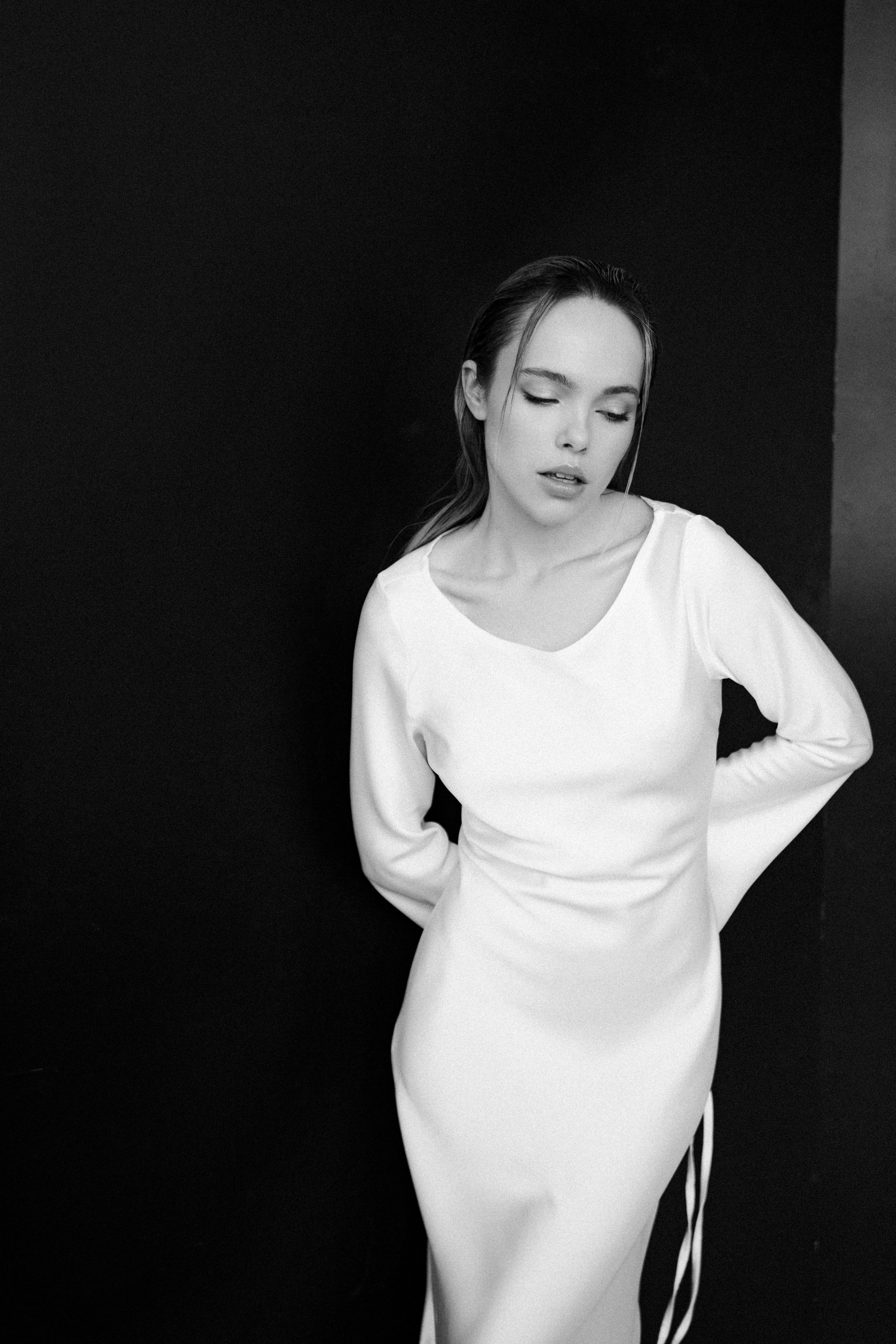 Арина. Фотосессия чб с лилиями в белой студии. Фотограф в Москве Ольга Сатони