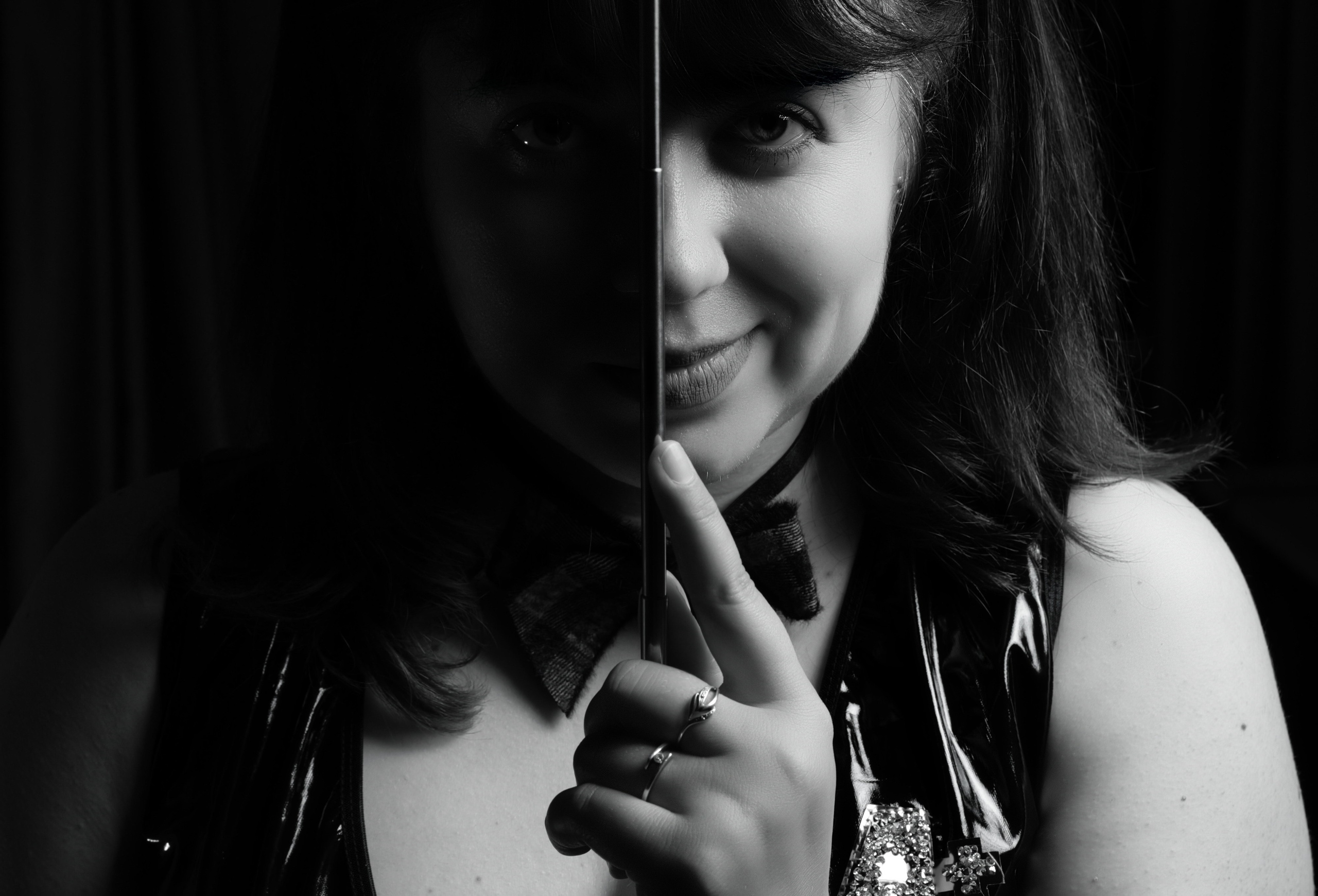 Модель плюс сайз черно-белое фото, будуар plus size