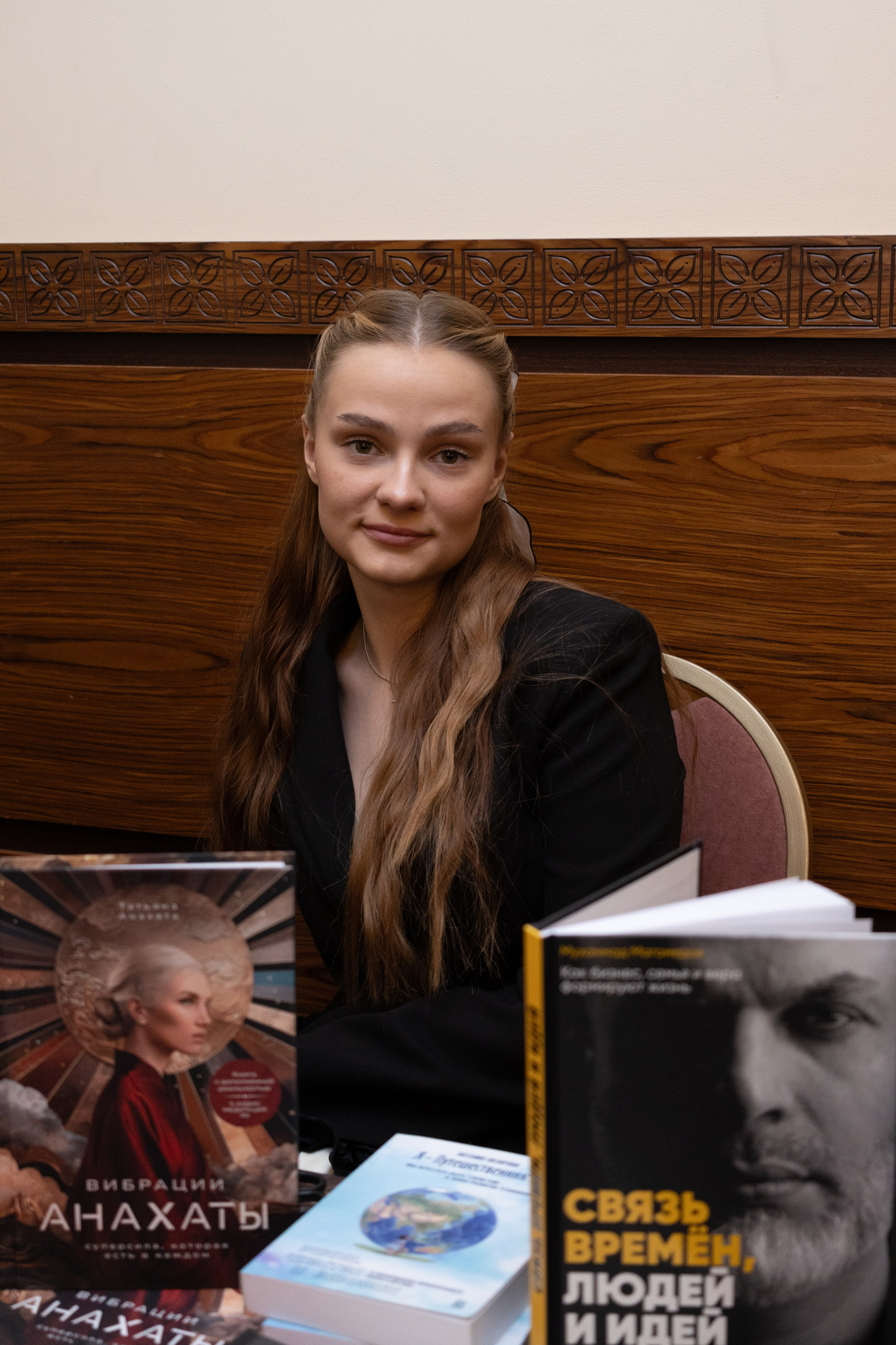Презентация книги «Нервущаяся нить» издательство REDLIBER. ОКТЯБРЬ 2026. Фотограф Красноярск