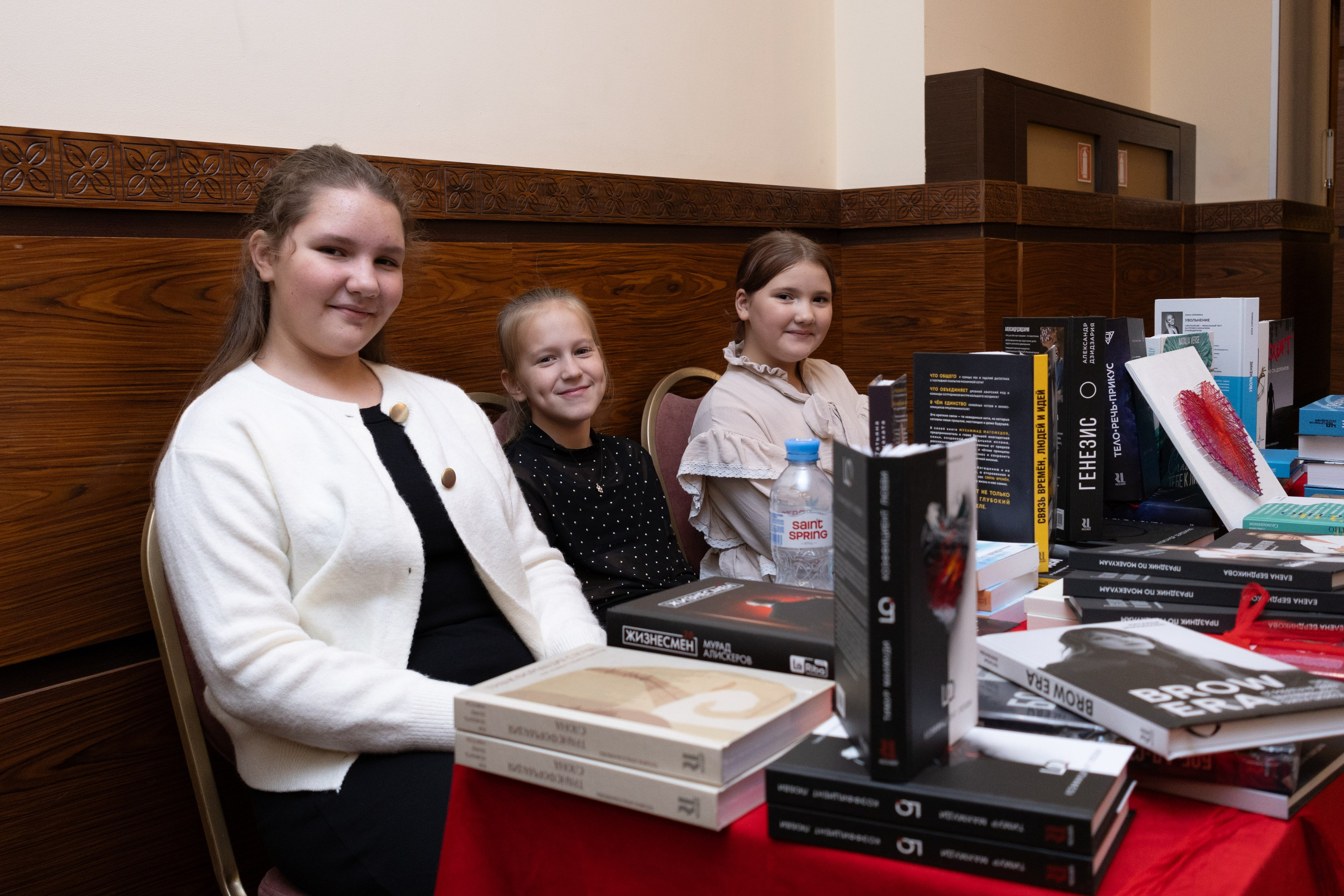 Презентация книги «Нервущаяся нить» издательство REDLIBER. ОКТЯБРЬ 2026. Фотограф Красноярск