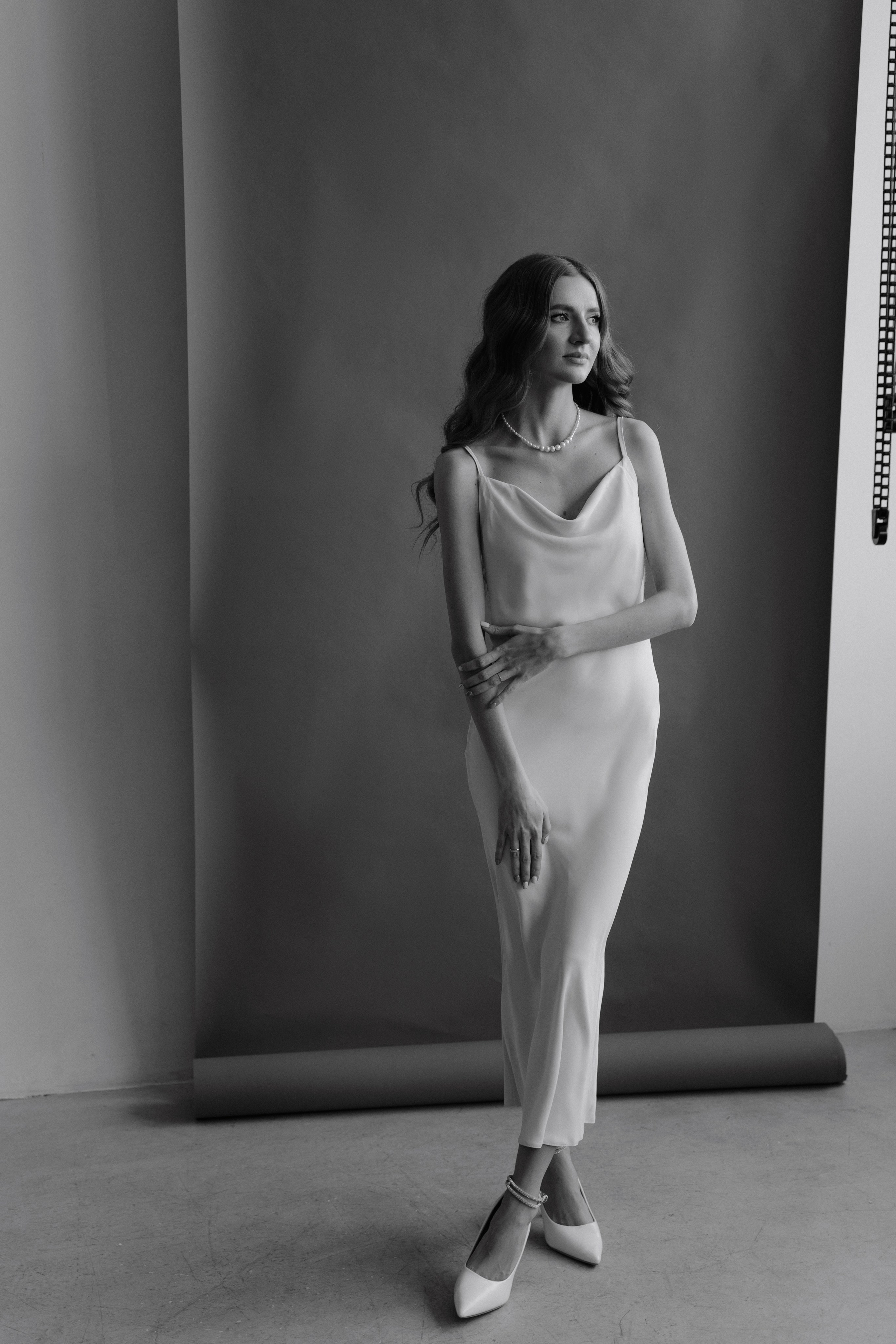 Портрет девушки в студии черно-белый минимализм на фоне