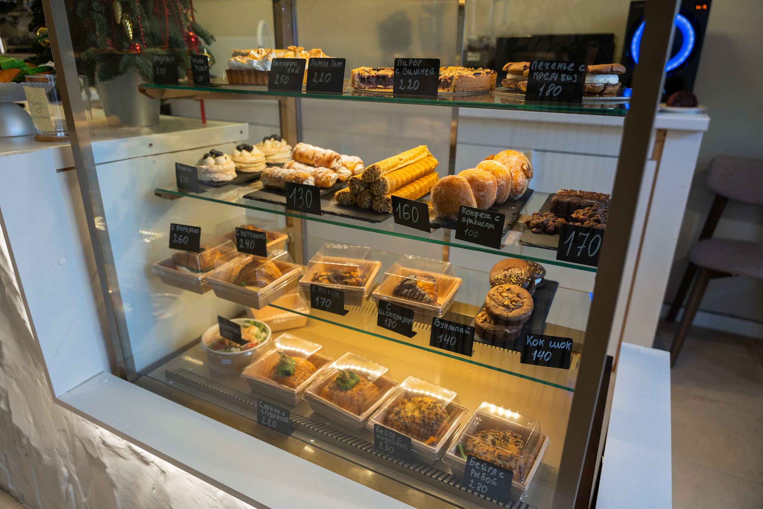 Интерьерная фотосъемка кофейни Love and Coffee — уютное место в Краснодаре Профессиональная фотосъемка интерьера кофейни в Краснодаре — Love. Шедевры для Вас! Фотограф и Видеограф в Краснодаре Пахиев Руслан