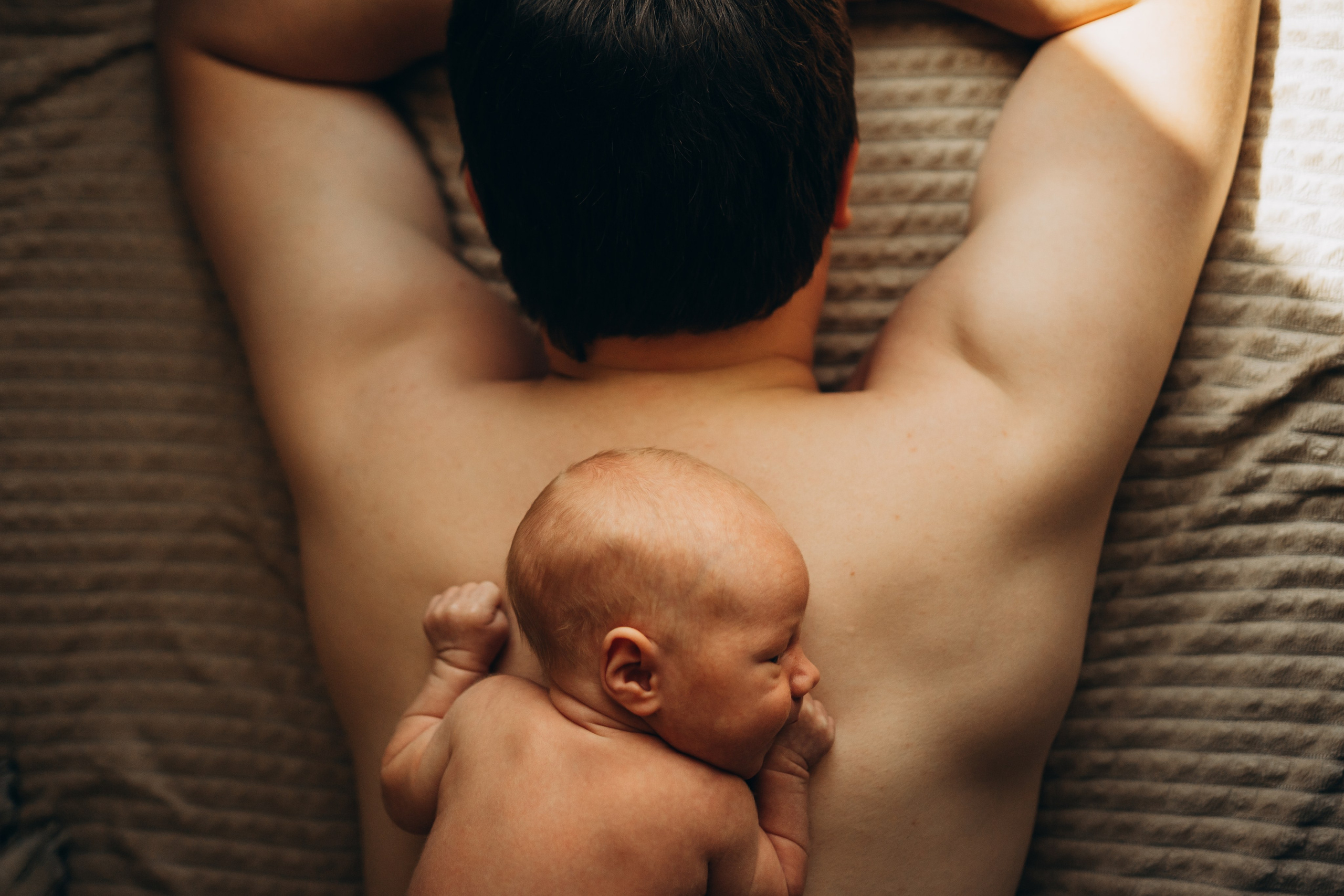 Новорожденный у папы на спине домашняя фотосессия