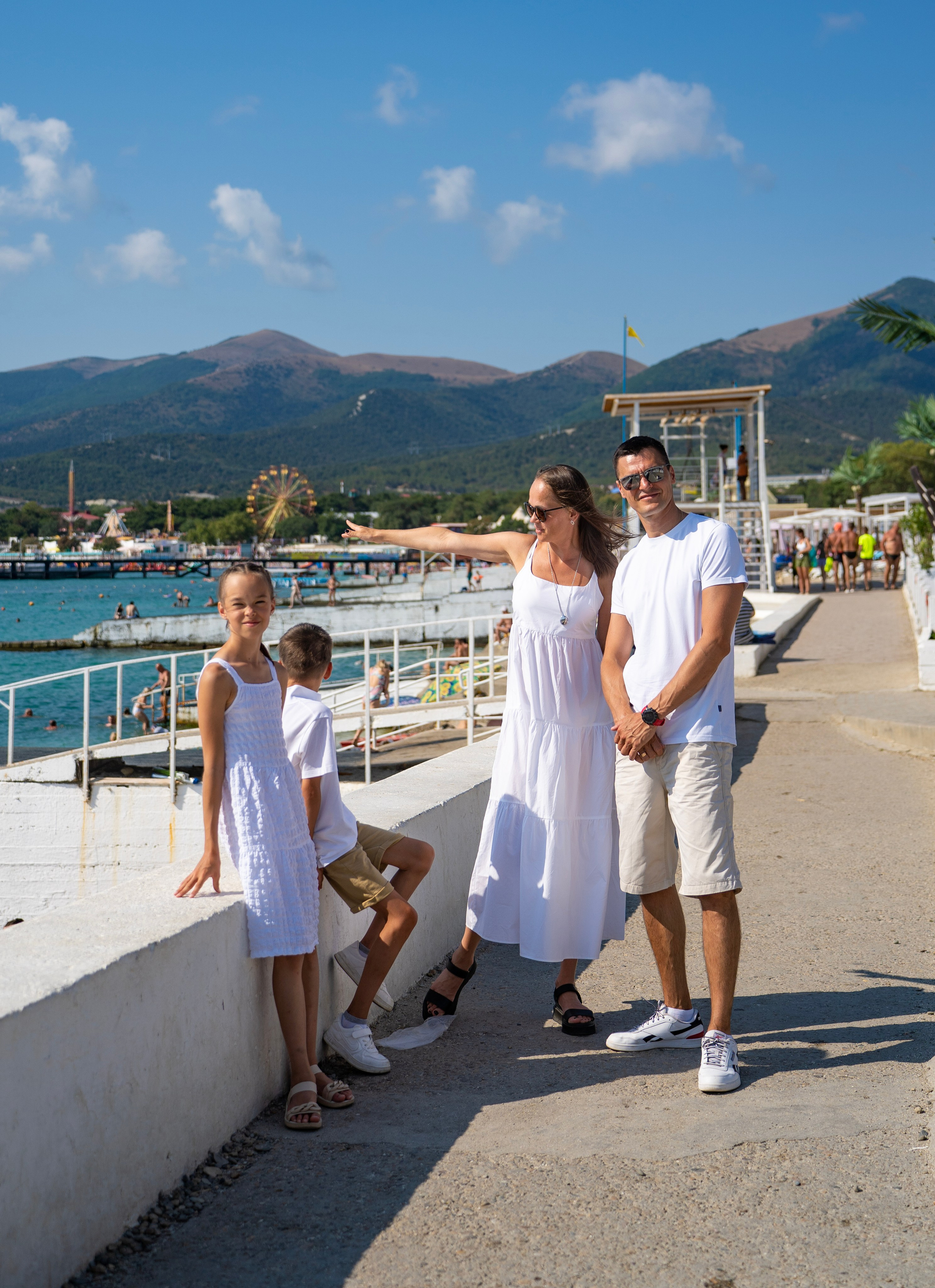 Семейная фотопрогулка по Кабардинке. Семейный и детский фотограф Екатерина Черняева. Снимаю портреты, love story, фотопрогулки, работаю на улице, в кафе, студии, дома у клиента