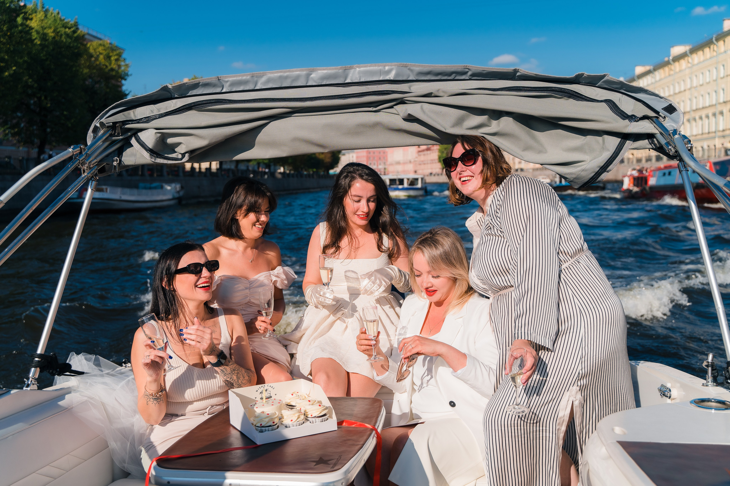 Фотосъемка девичника, встреча девушек, веселые женские портреты