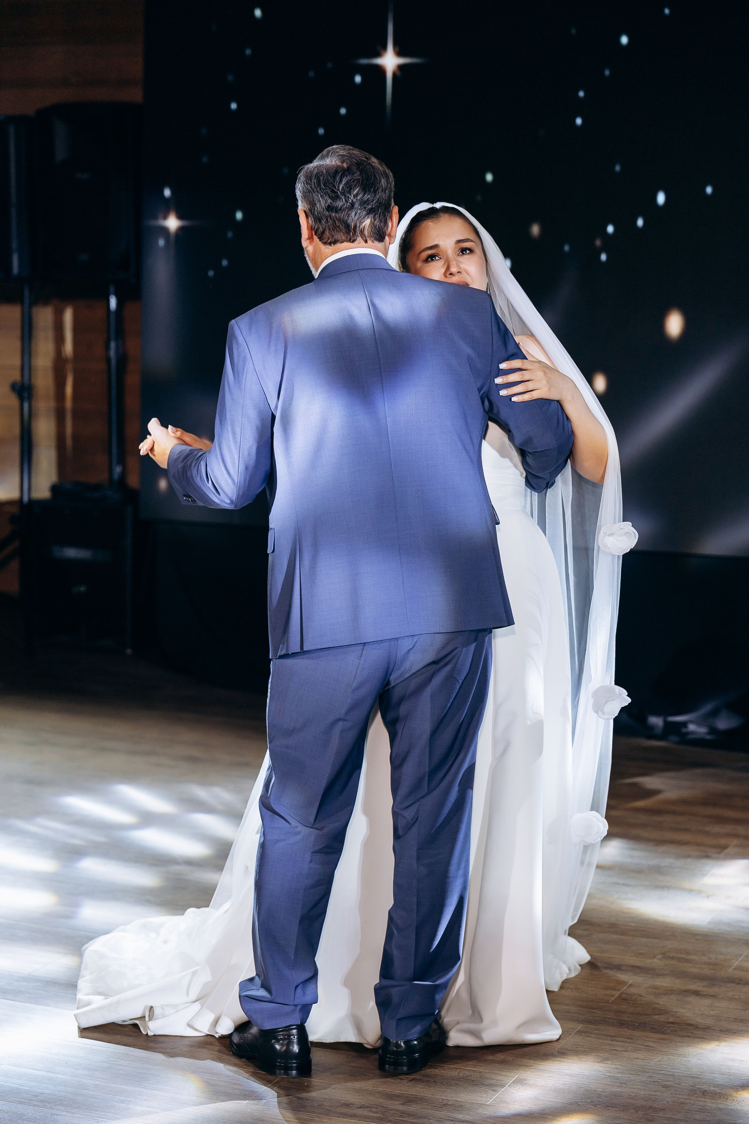 танец невесты с папой. свадебный банкет в Казани. Площадка Веранда Лес. Свадебный фотограф Казань.