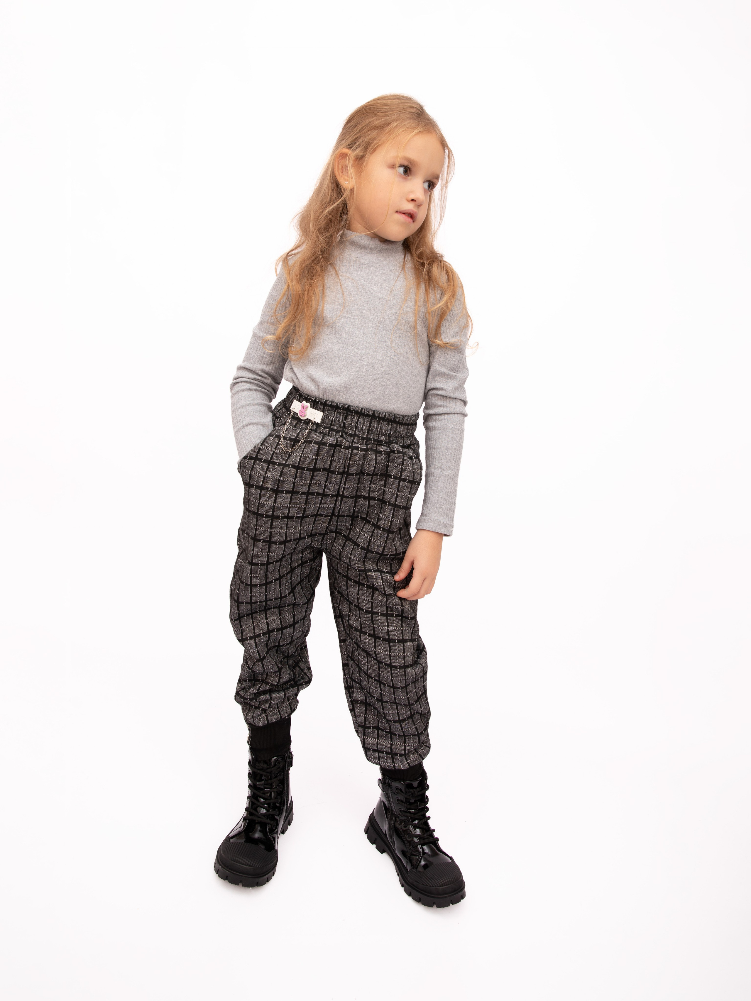 Детские брюки. Фотостудия предметной и модельной съёмки для маркетплейсов