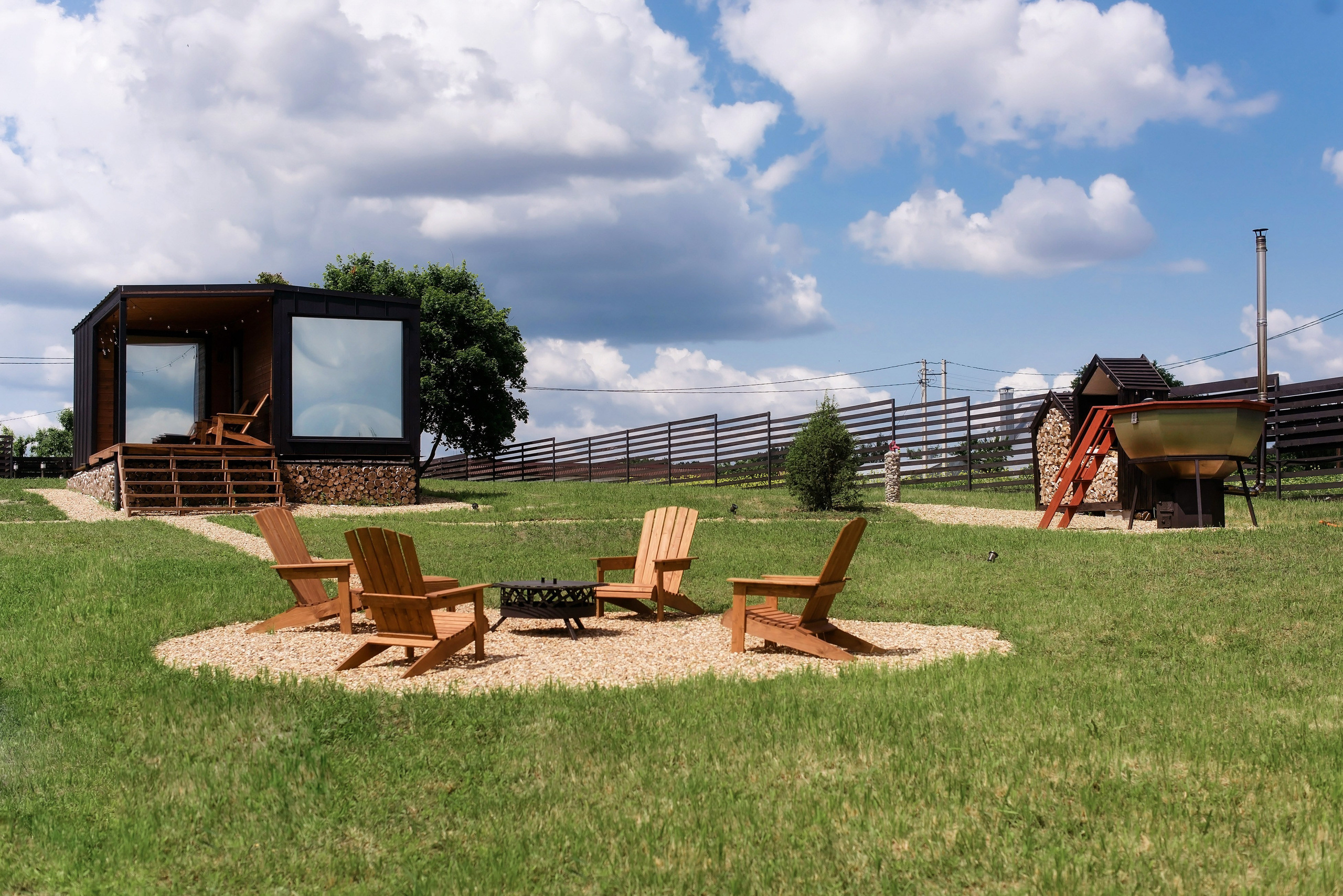 Наша территория. Глэмпинг. Аренда дома для отдыха в Брянске. Банный чан, зона BBQ. Дом на озере в Брянске. Отдых Брянск