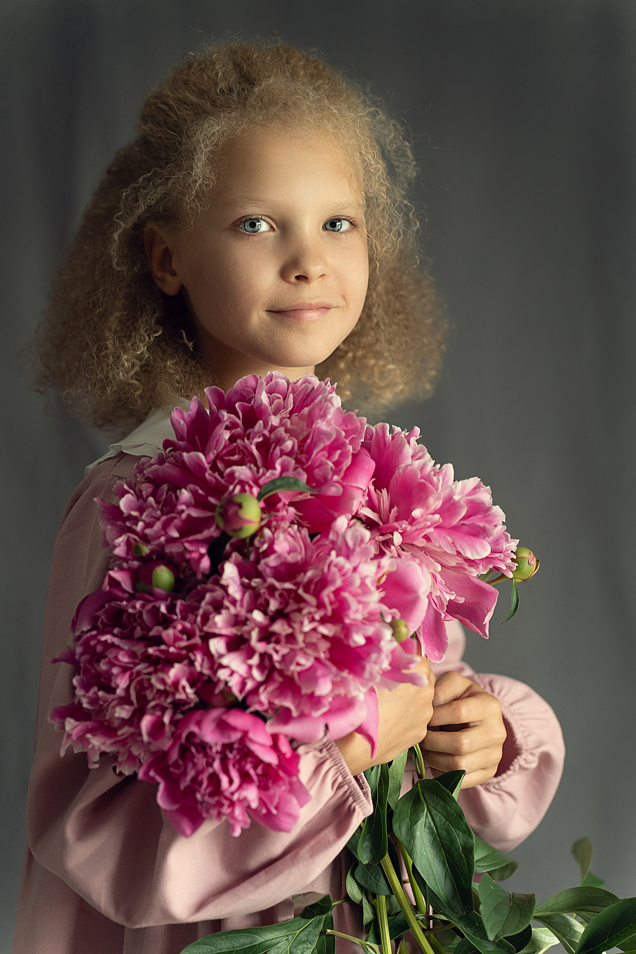 Детский портрет с цветами в студии.