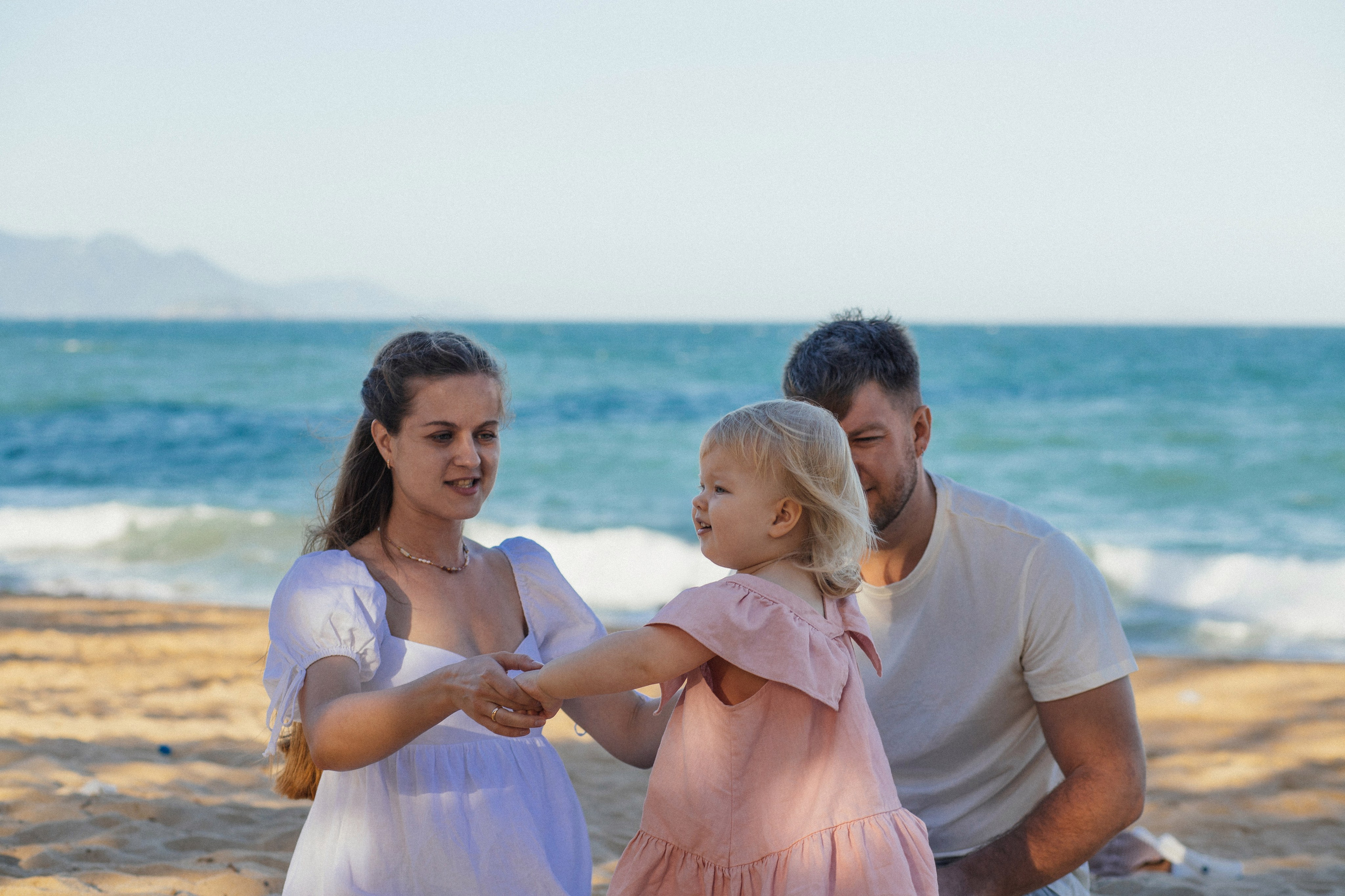 Вика и Влад с Соней на пляже. Главная