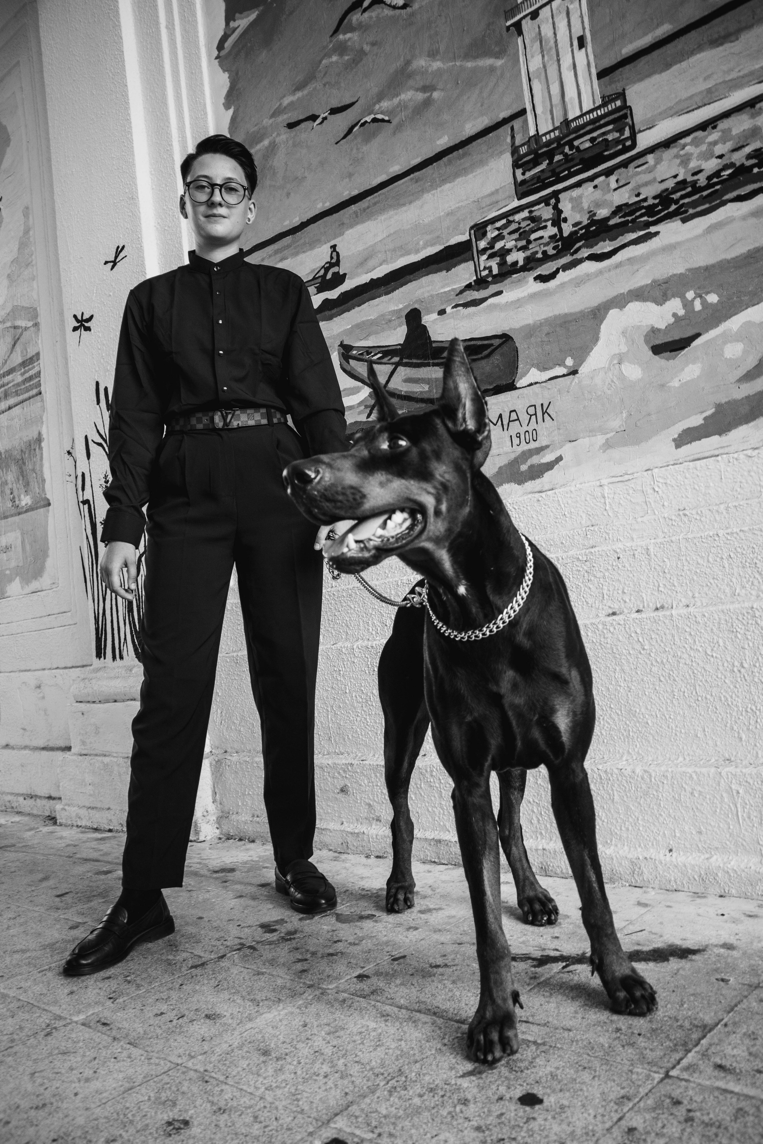 «Жизнь в ритме шага: пара с доберманом». Уличный фотограф Города N