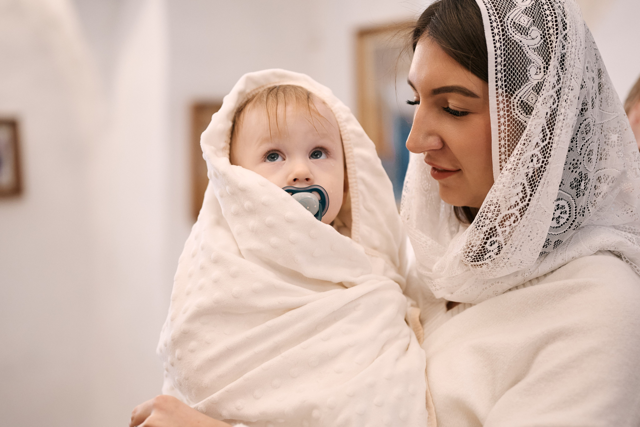 Крещение в храме Преполовения Пятидесятницы во Пскове. Свадебный фотограф Надежда Максимова