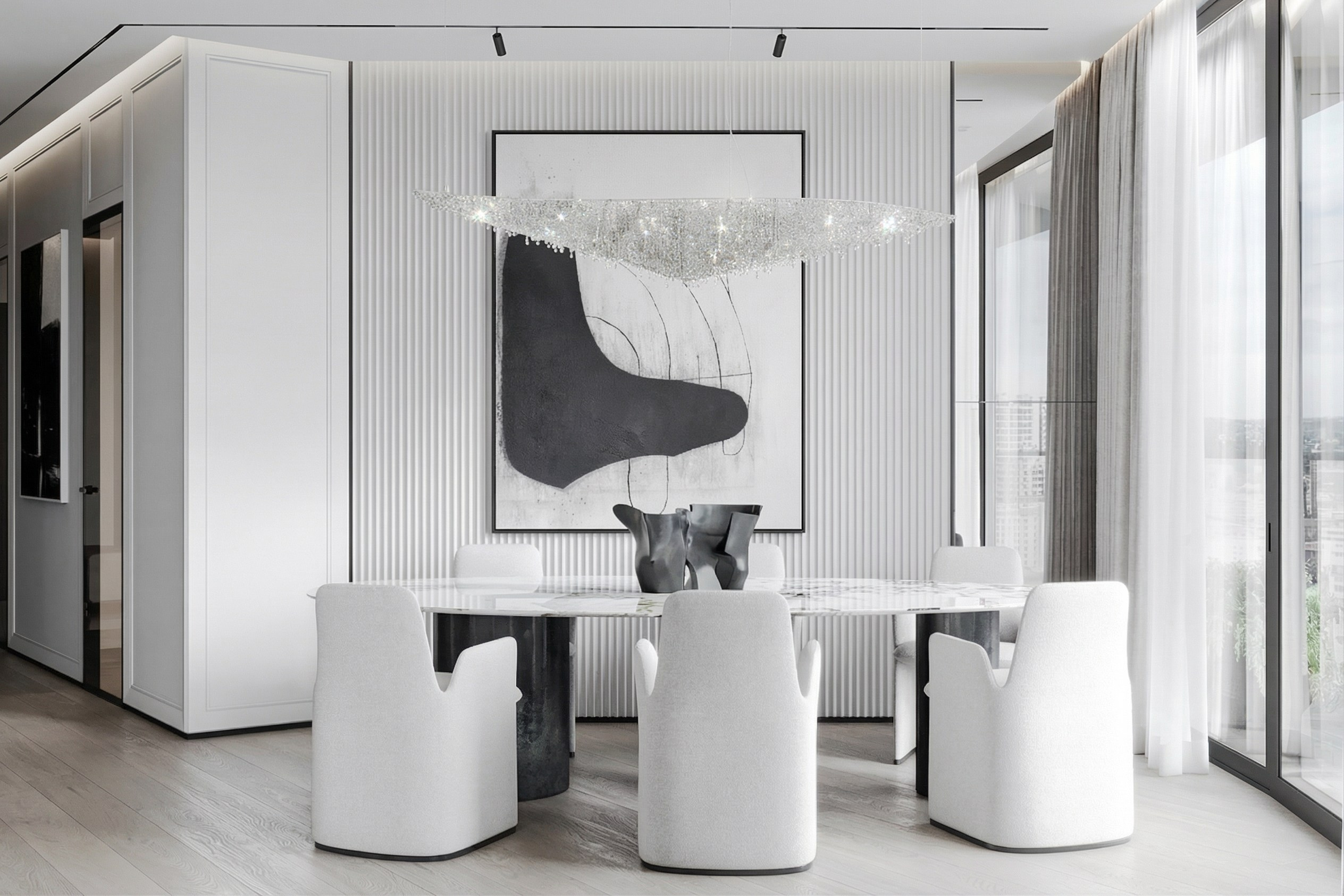 Обеденная зона в интерьере квартиры 125 м² от Валерии Котович: мраморный стол, дизайнерская хрустальная люстра, современные белые кресла и интерьерная живопись на фоне рифленых панелей.