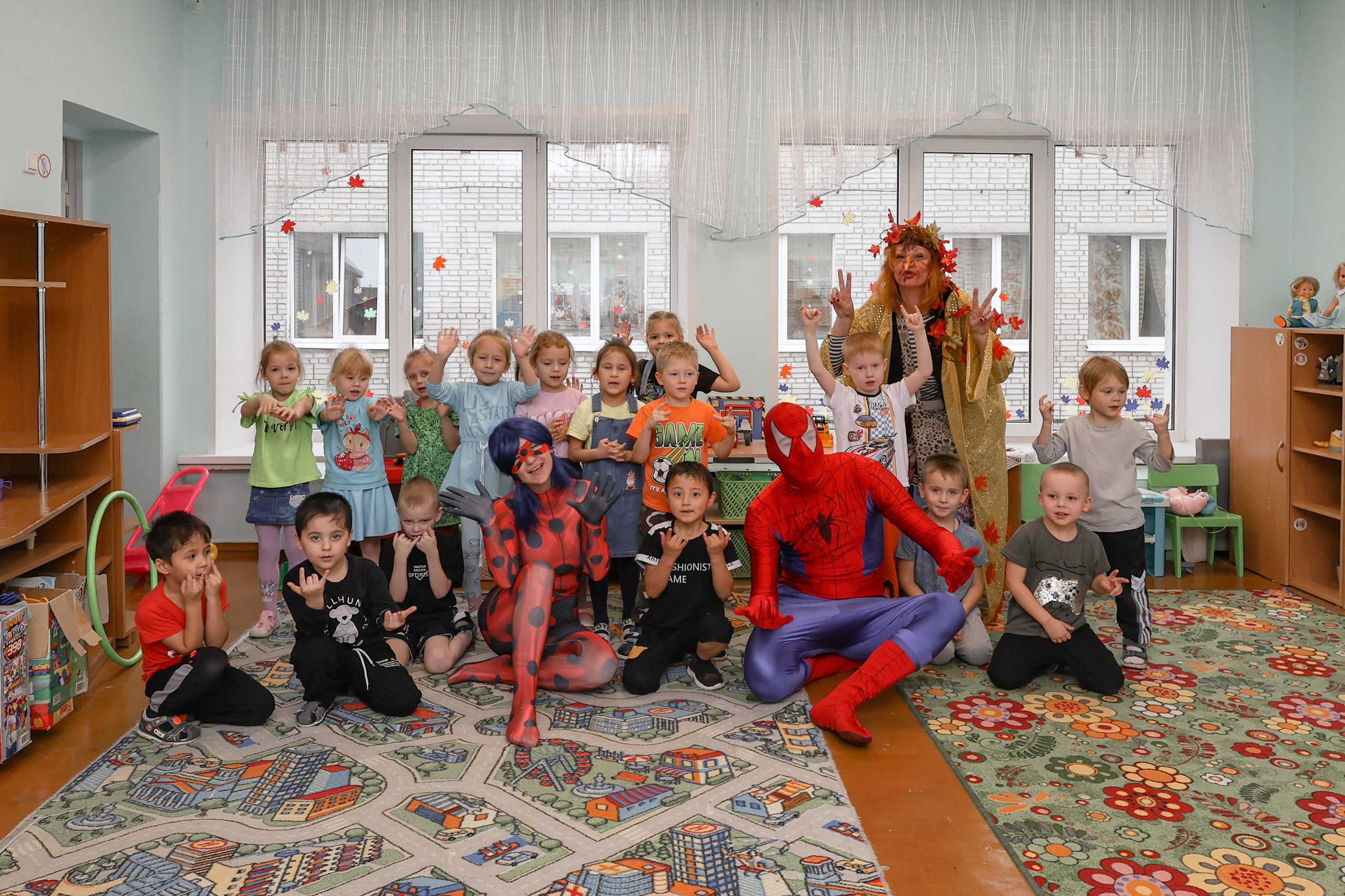 Групповая фотография детей в детском саду с аниматорами на дне рождения ребенка.