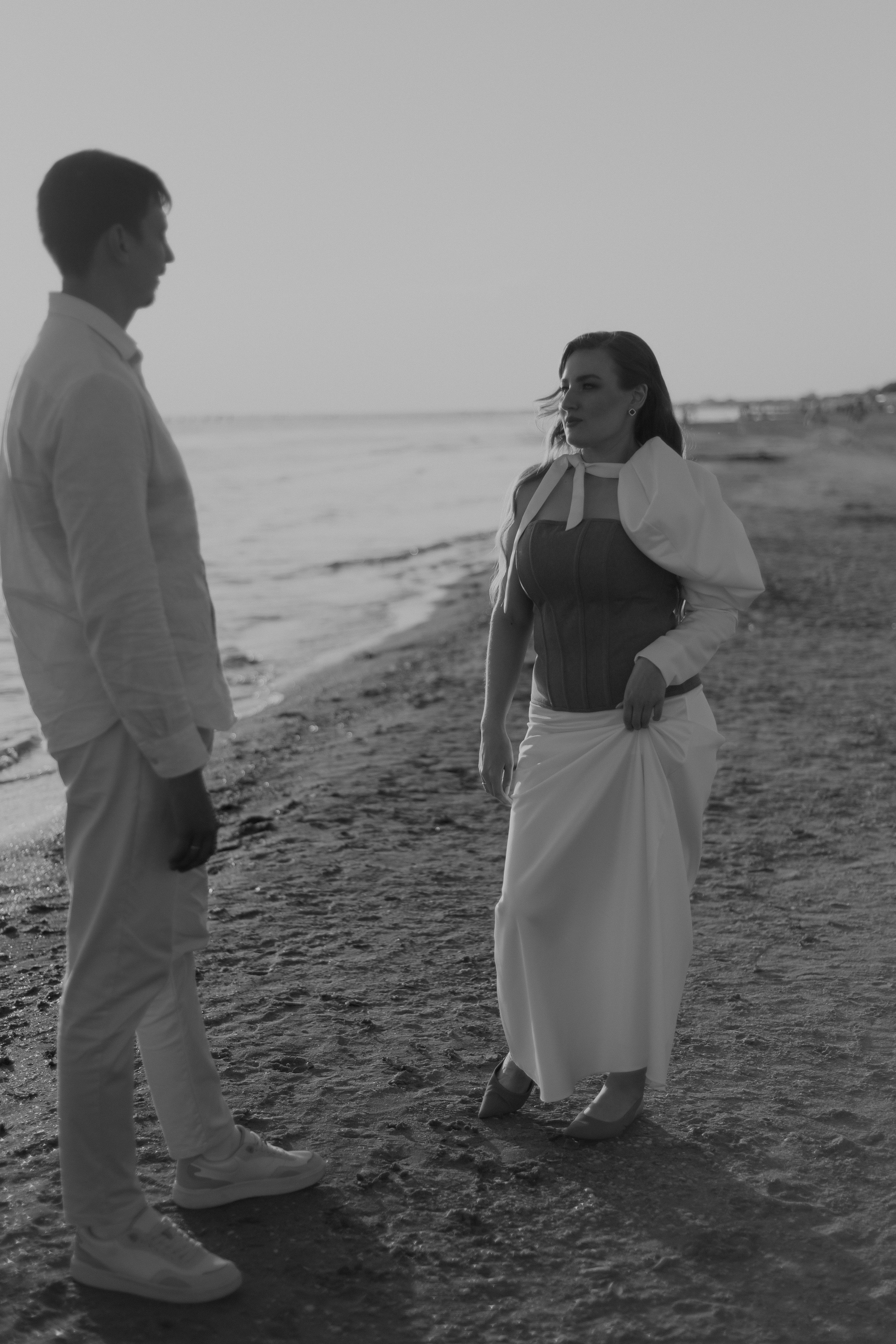 Объявление о свадьбе на пляже в Анапе: искренние эмоции и радостные лица молодоженов