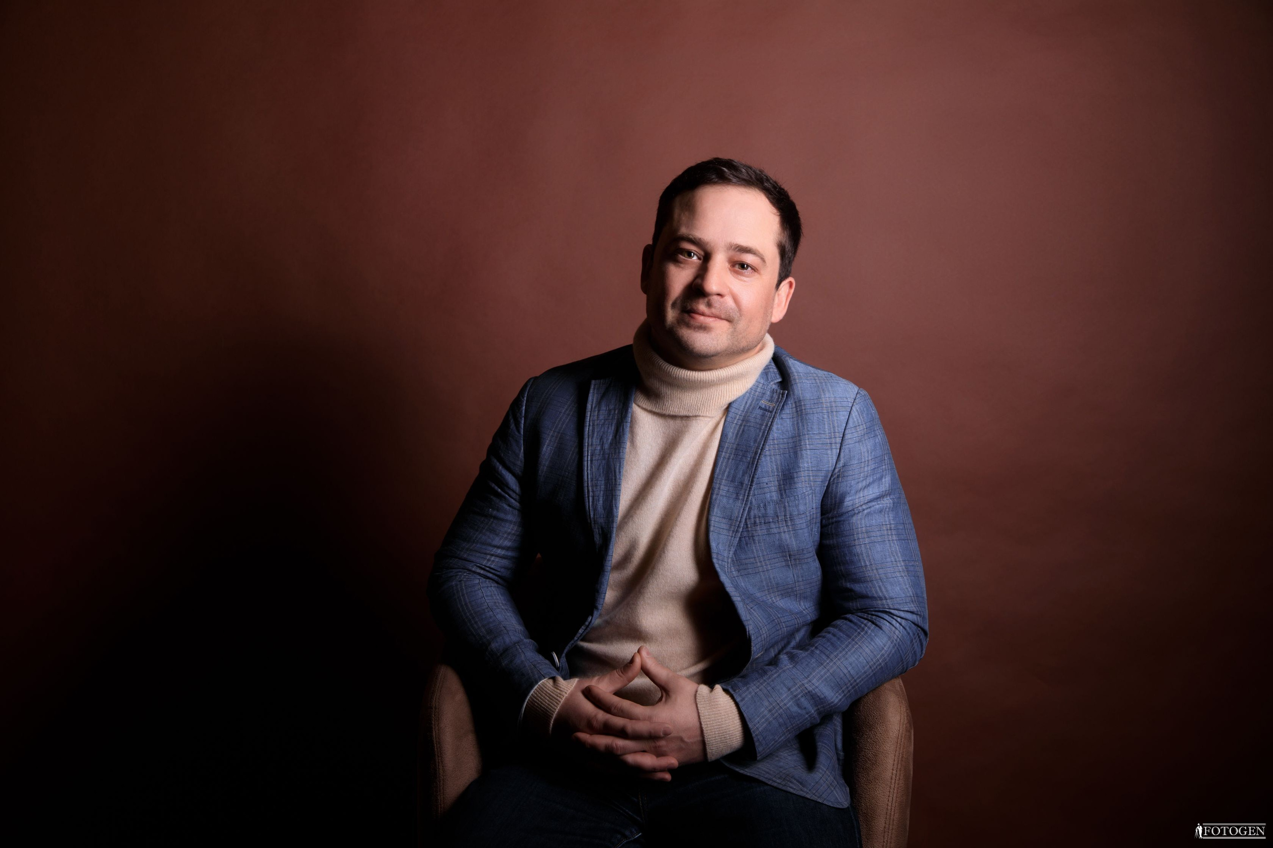 Профессиональная мужская фотосессия в Fotogen: Ваша история в кадре. Интерьерная фотостудия FOTOGEN г. Краснодар