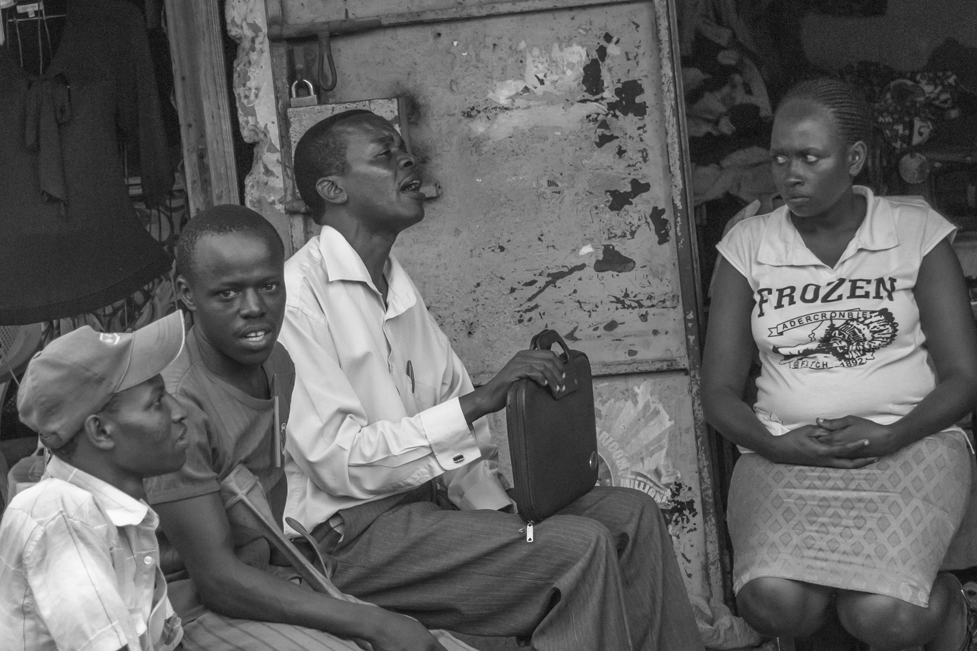 Кения. На обочине дороги. Фотограф Алексей Скоробогатько