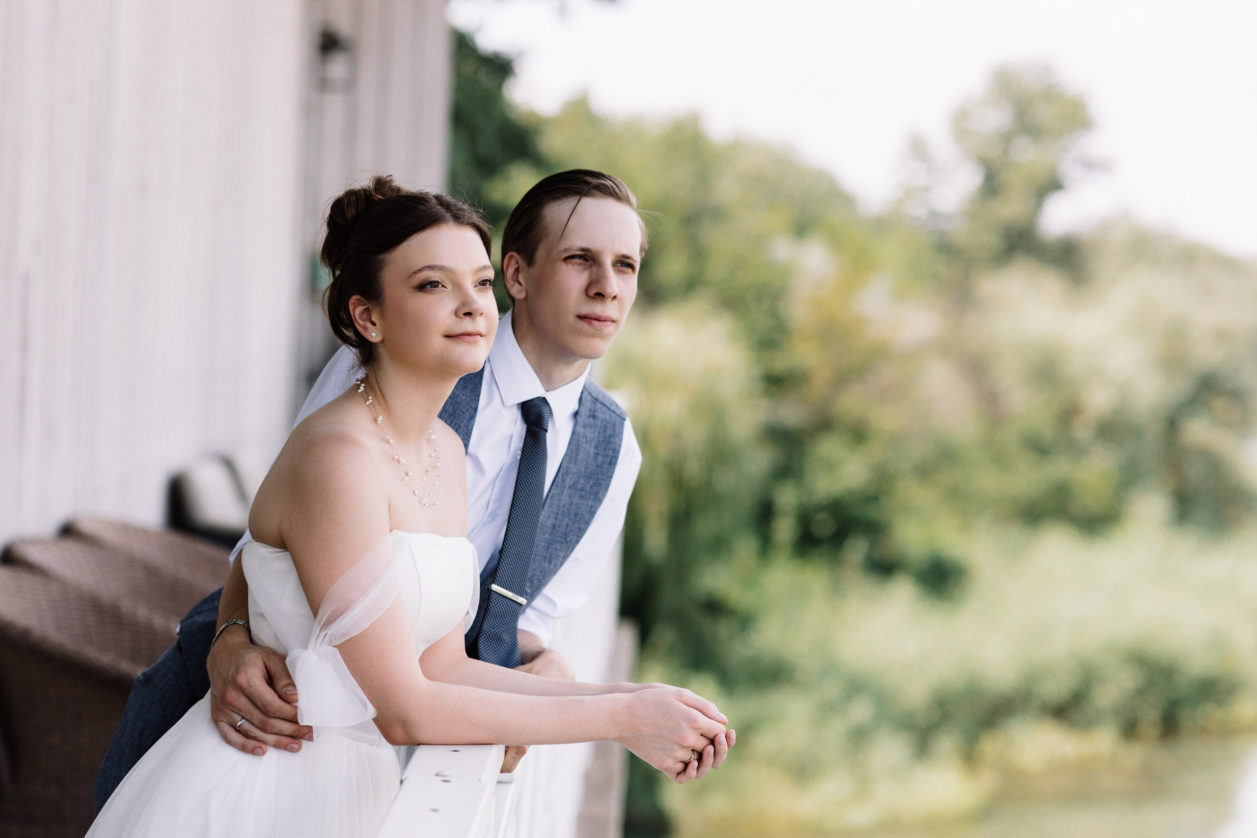 Юлия в фате, Мартин в классическом костюме, романтика на фоне природы.