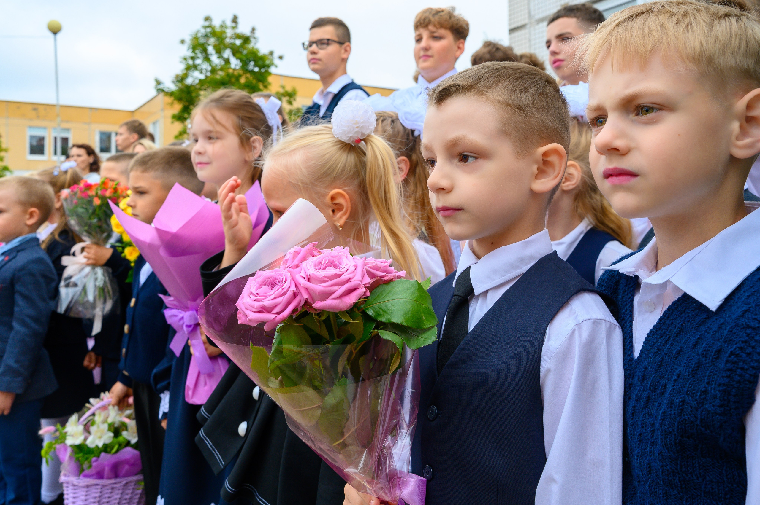 Вот звучит первый звонок, перед этим долгое приготовление к новому этапу в жизни, Яромир идет в школу. Фотоуслуги, услуги фотографа, фотографирование важных событий