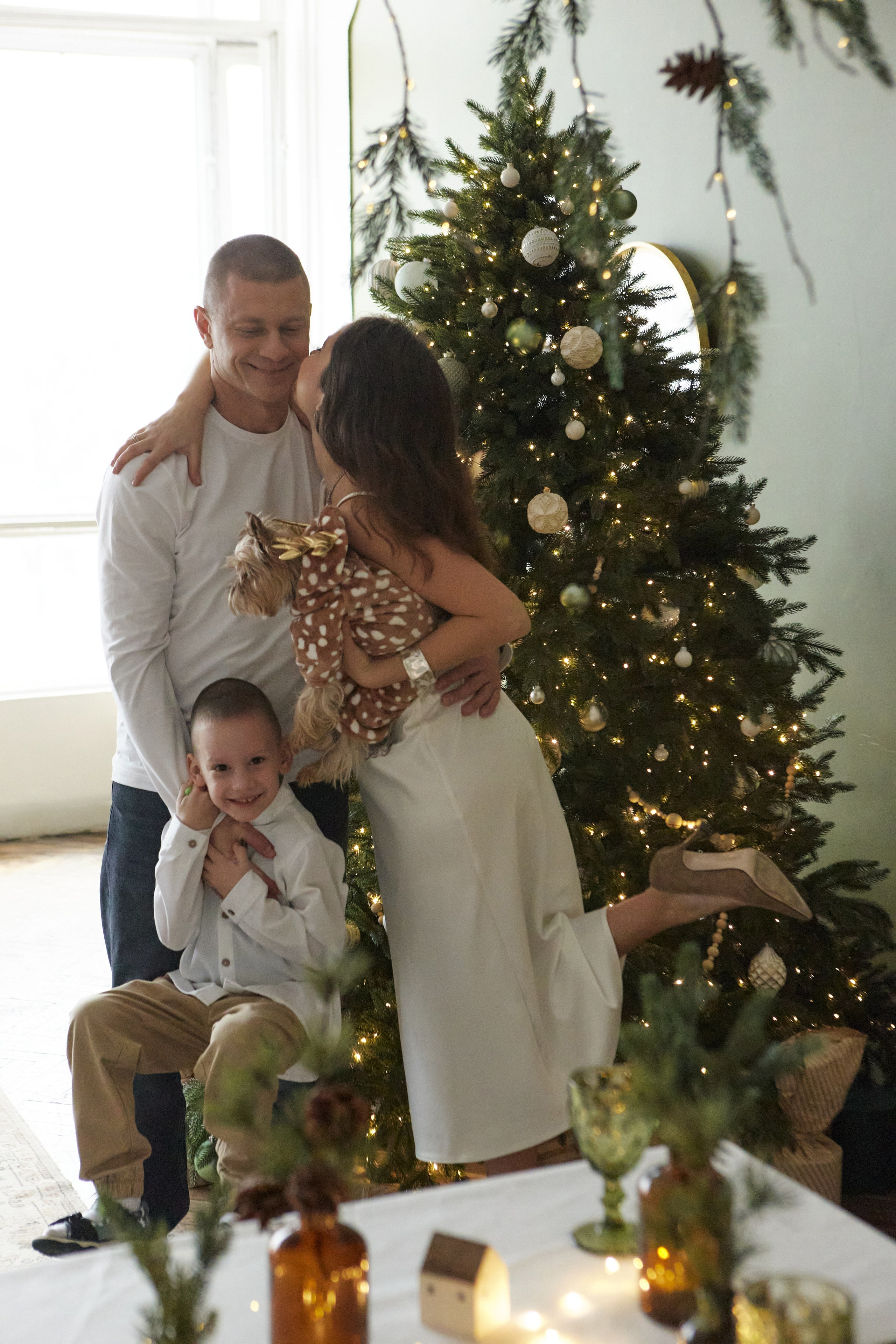 новогодняя семейная фотосессия в студии с сыном и собакой, семейный фотограф в Москве