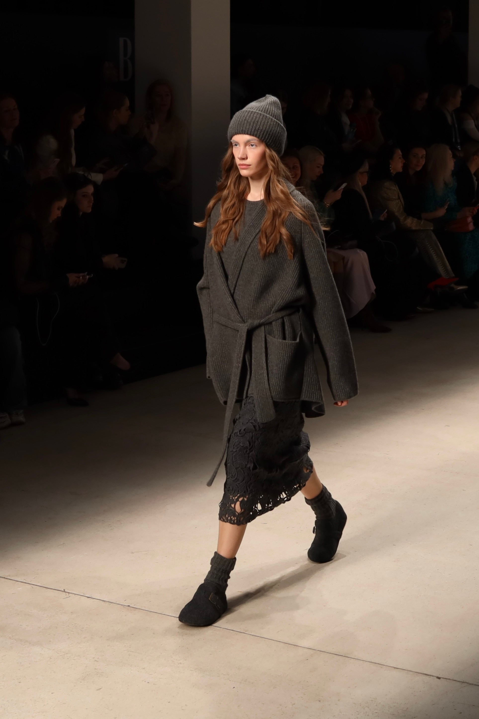 Показ Alpe Cashmere (Москва) — Московская неделя моды 13 марта 2025. Фотосессии и репортаж — Фотограф в Москве — Рина Серёгина