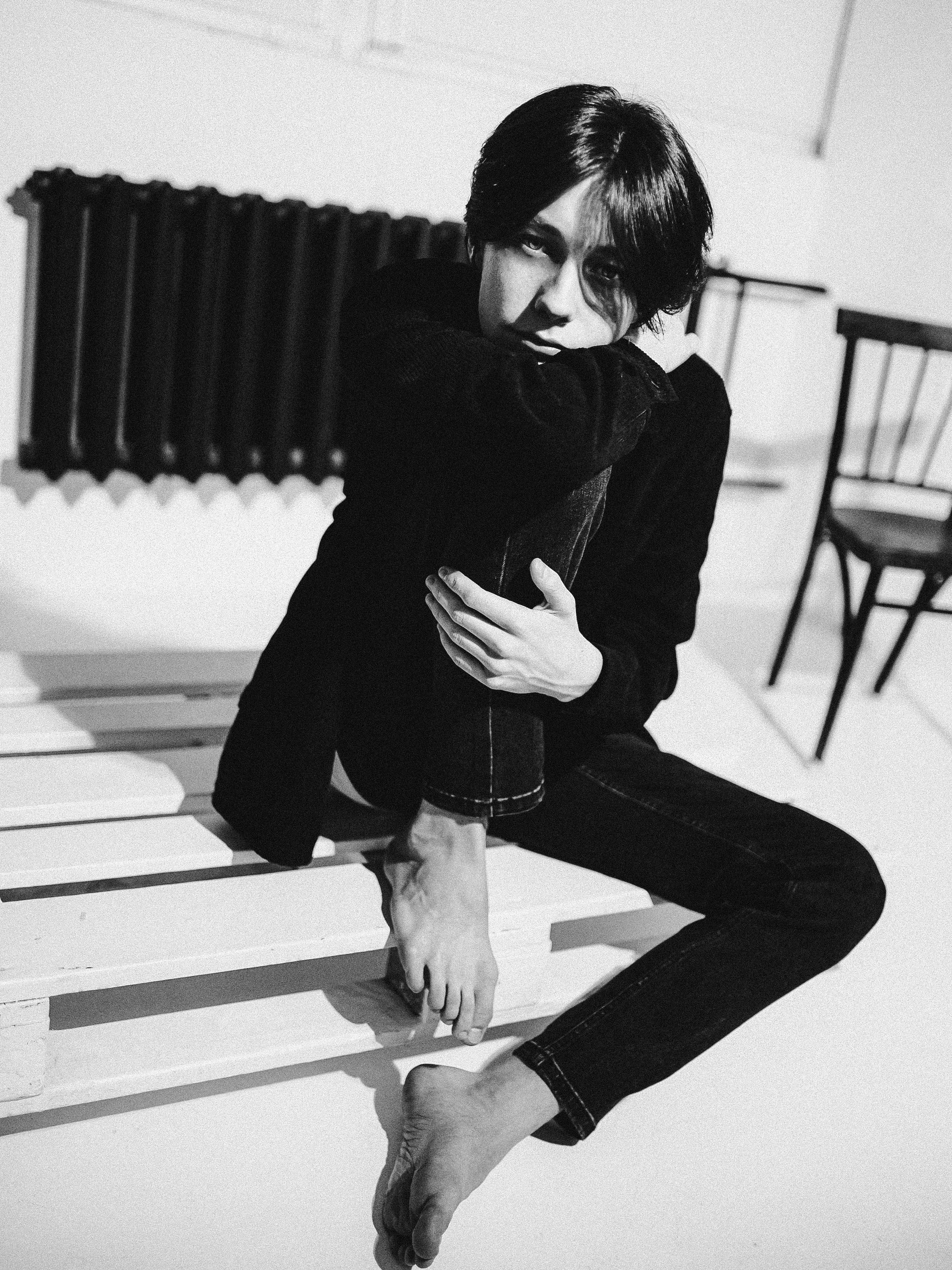 Черно-белый портрет подростка на фотосессии в Новосибирске