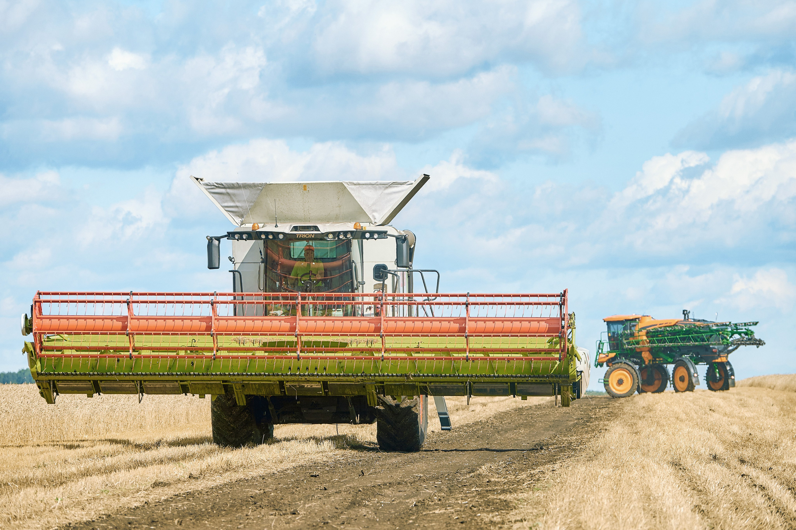 Сельхозтехники Галактика — представление в работе близ г. Абакан. Фотограф Яковлев Роман — Красноярск