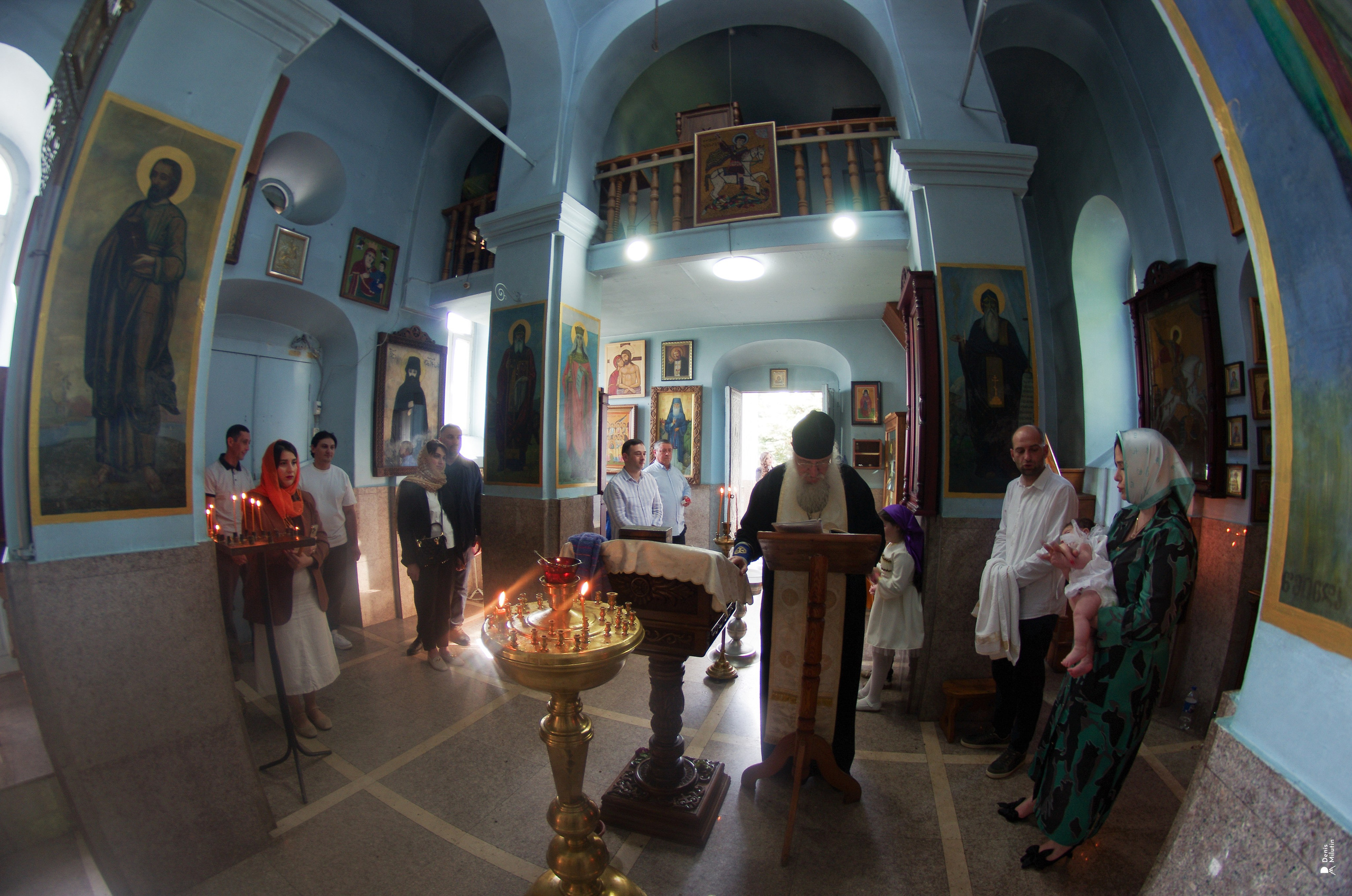 Крещение в церкви Менджи. Портретный фотограф Денис Милютин