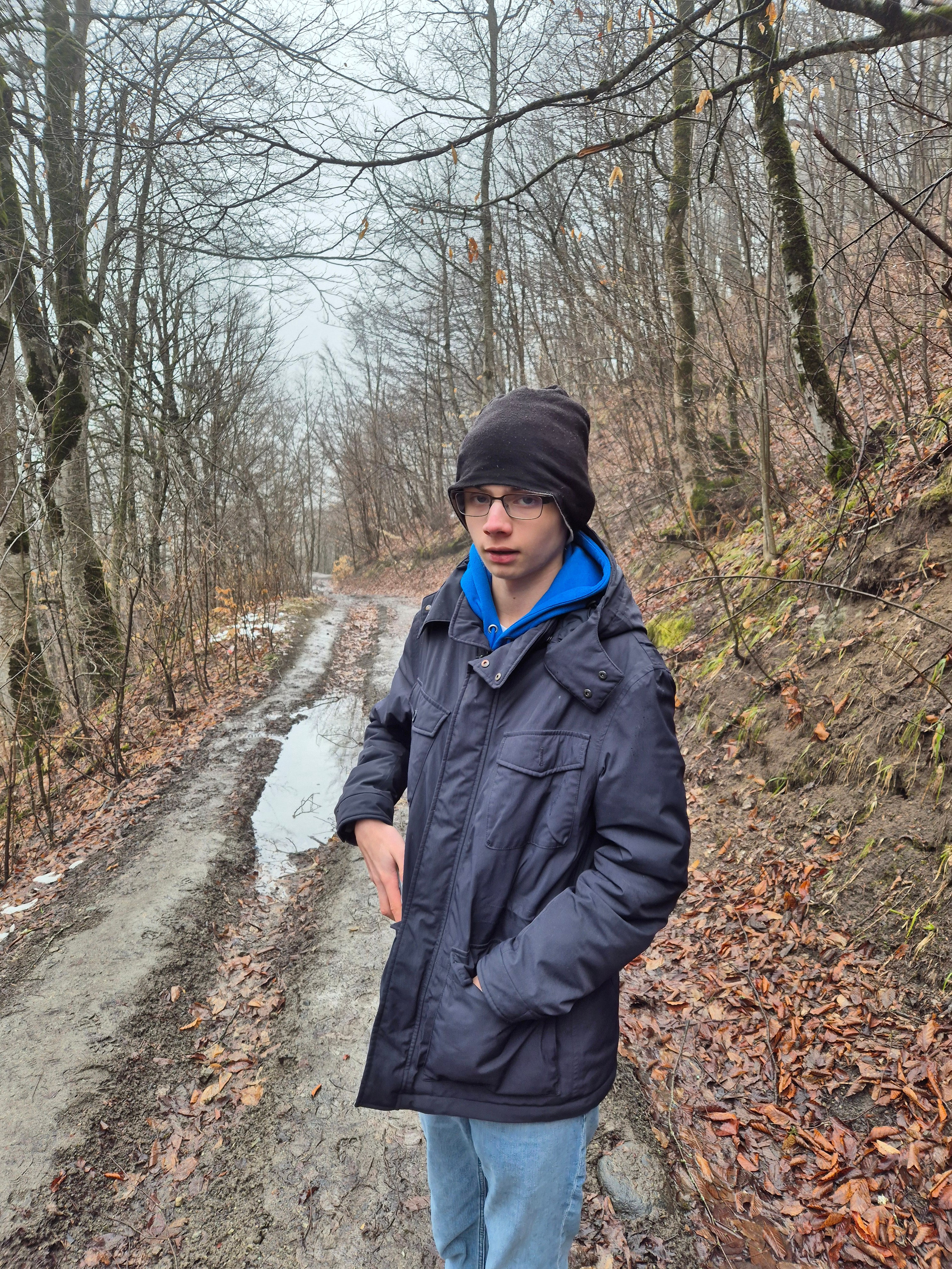 Сейчас чувствовали себя спокойно на тропинках - змеи еще спят