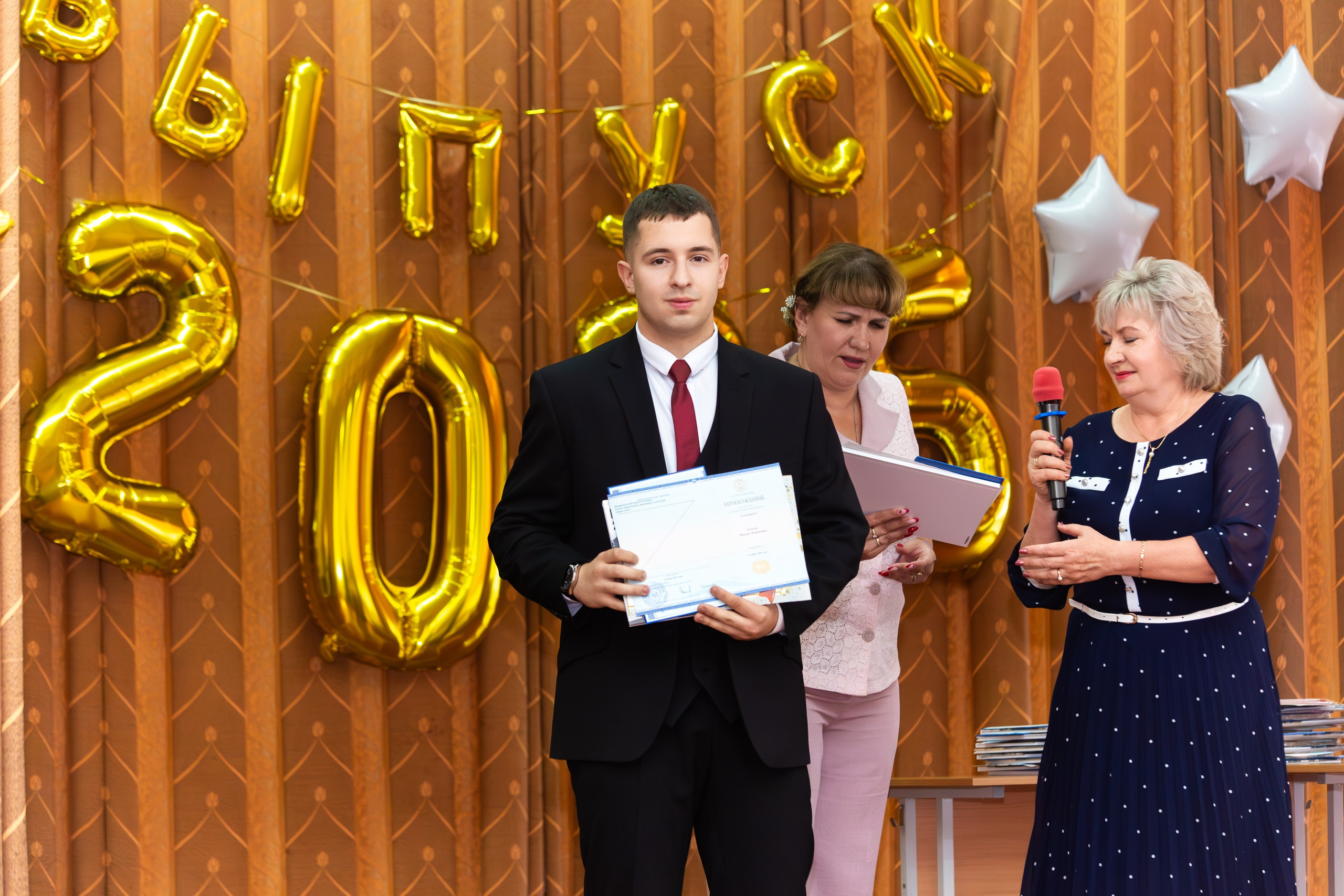 ВРУЧЕНИЕ ДИПЛОМОВ 2025 9 ШКОЛА Г.МЦЕНСК. Профессиональный фотограф в Мценске и Орловской области