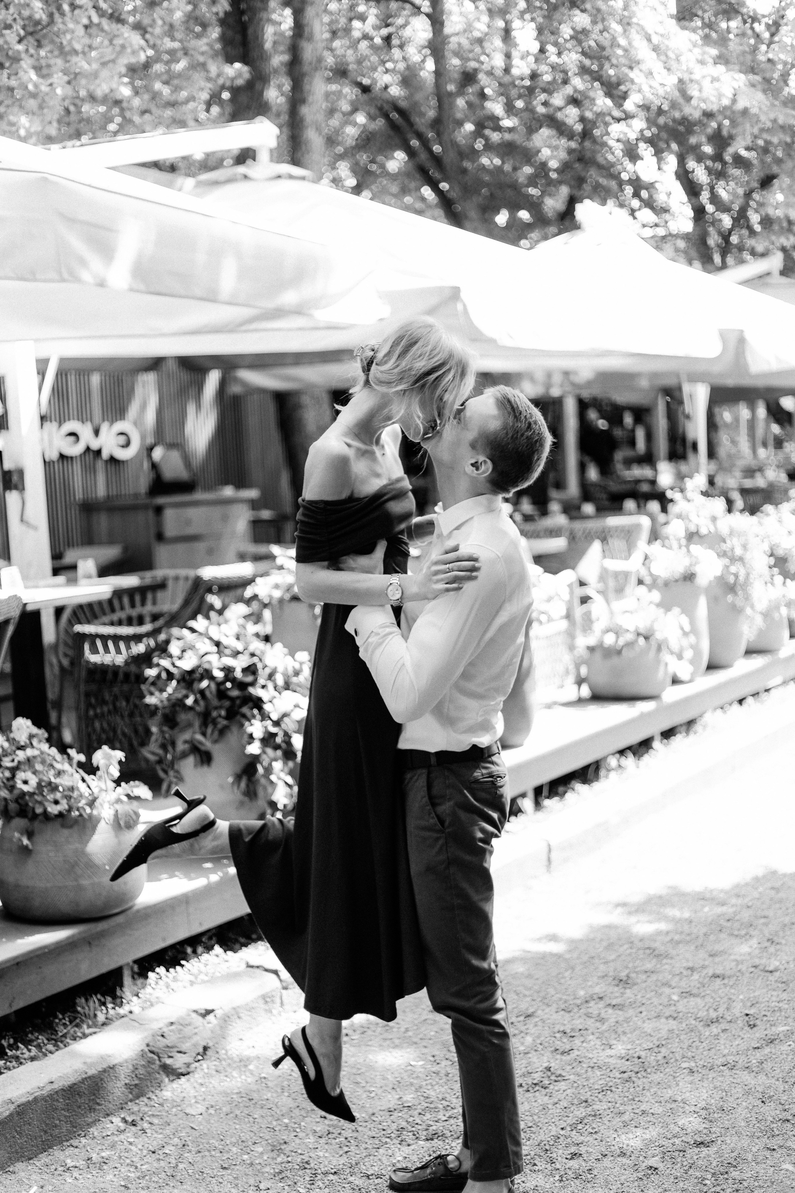 Весеняя лавстори прогулка в парке в Москве, фотограф в Москве