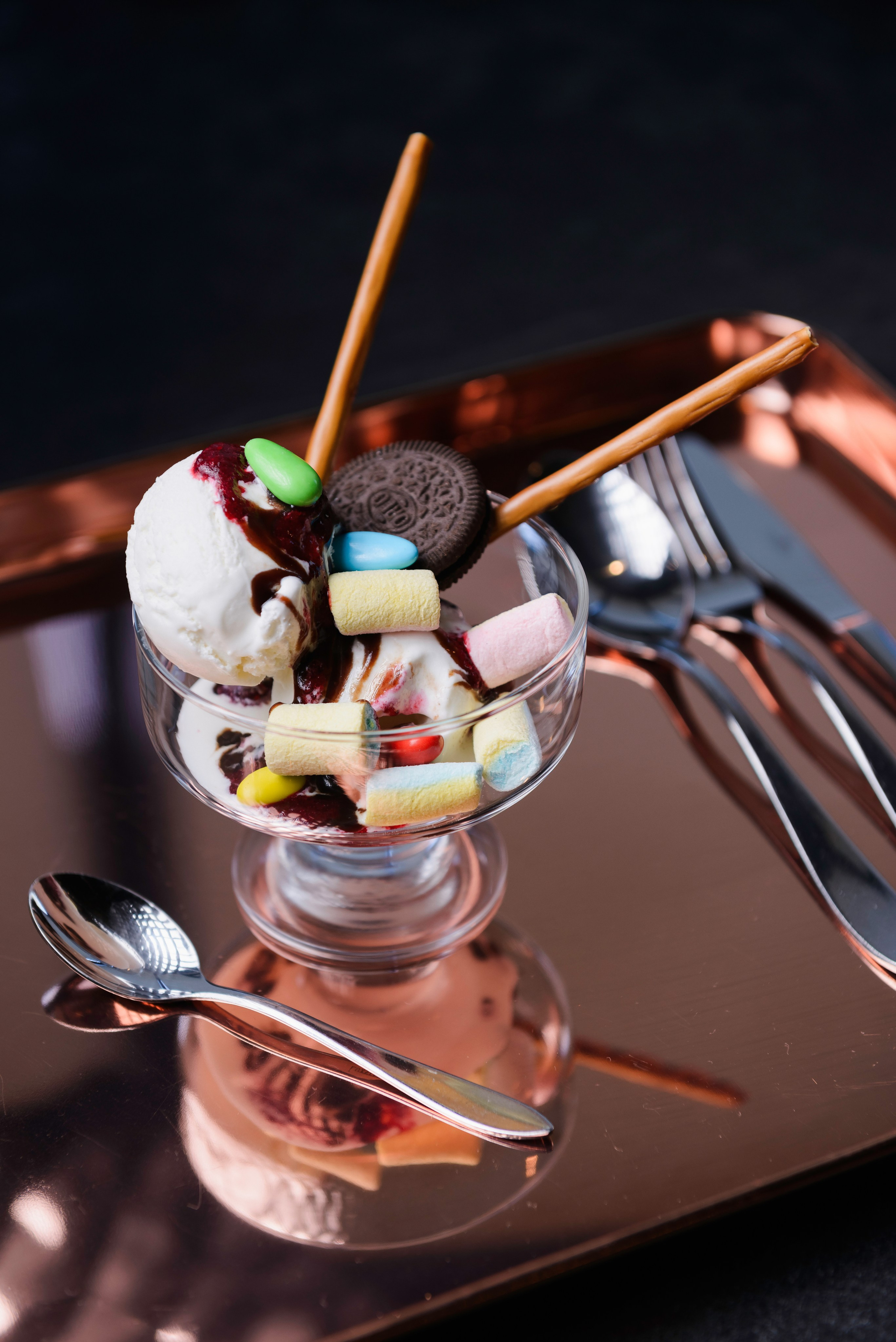 В данной фотосессии использовал реквизит, который был в ресторане. Идея и концепция съемки — мои. Как говорится, заказчик остался доволен.