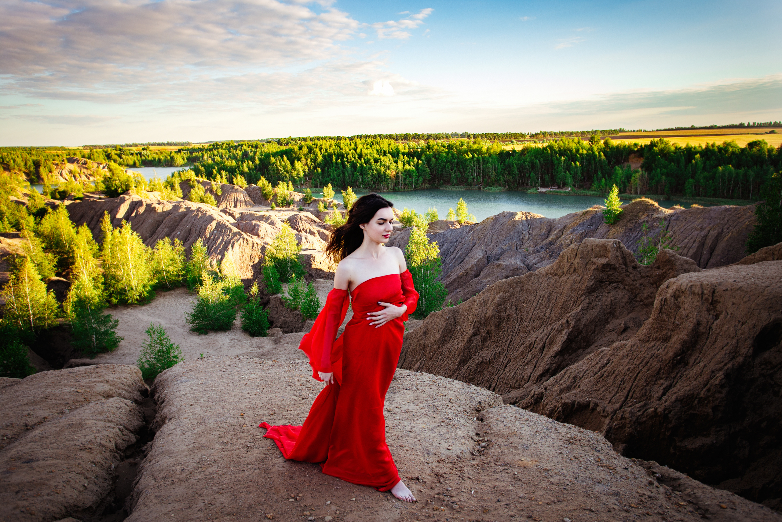 девушка  в красном  платье  на краю горы, романцевские горы,