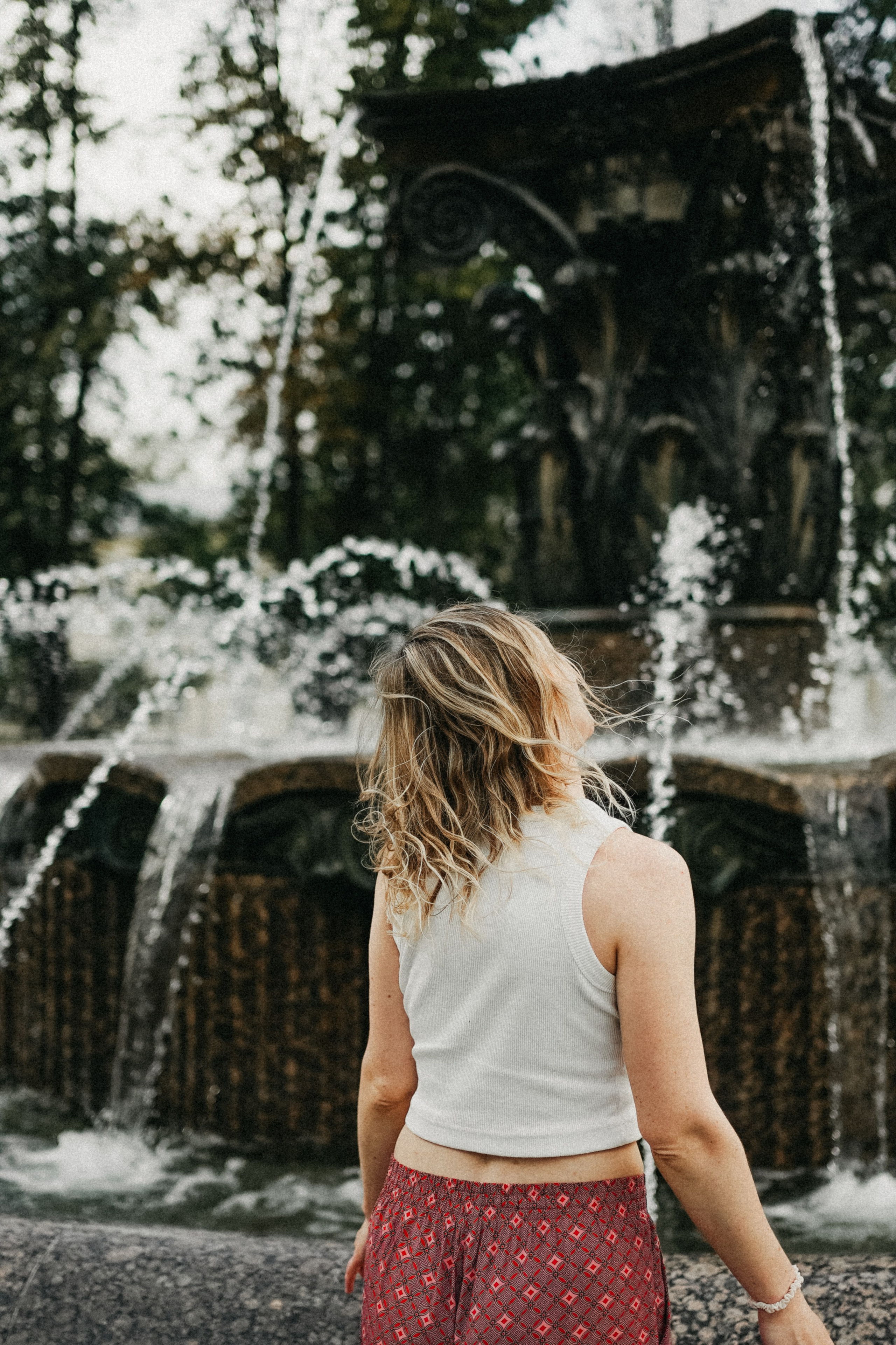 Девушка по городу шагает босиком. Фотограф Наталья Колганова