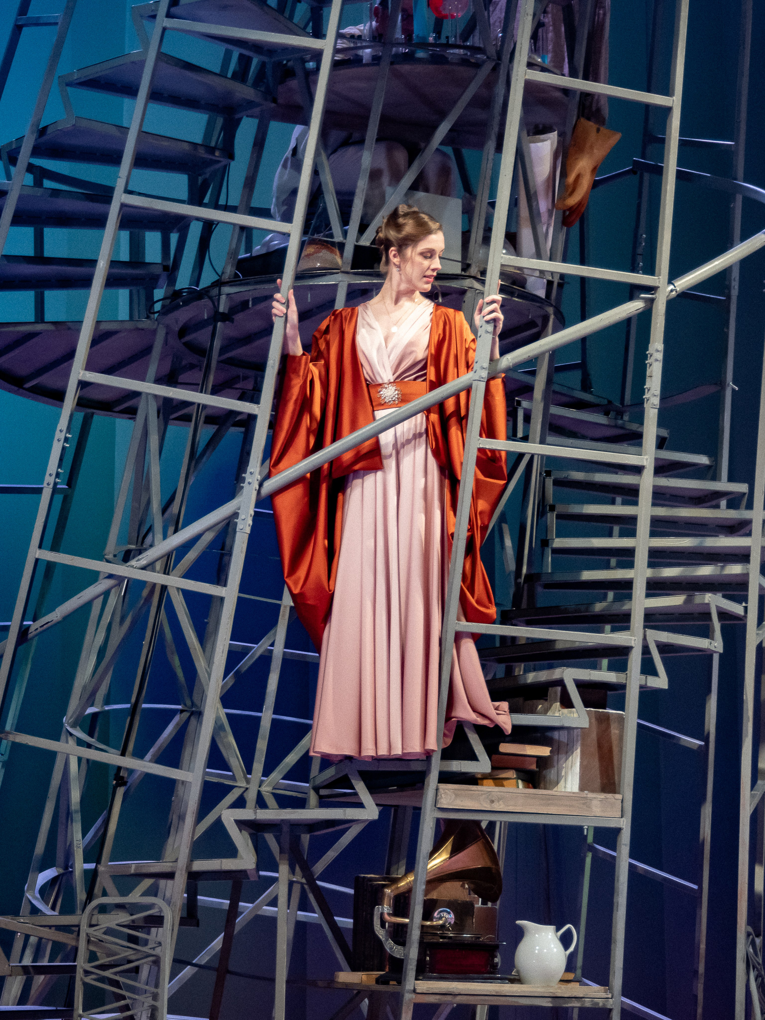 Наталья Прокопенко в роли Елены Николаевны, жены Протасова. Актриса в красной накидке в спектакле в Самарском театре, фото спектакля